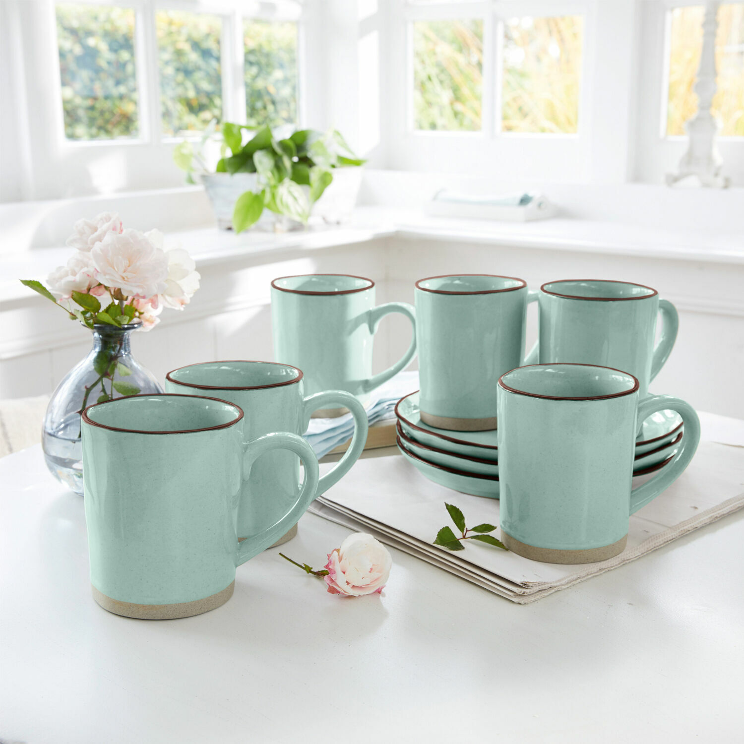 Tasse 6er Set Biarré Sechsteiliges Set mintgrüner Keramiktassen mit braunem Rand auf hellem Tisch