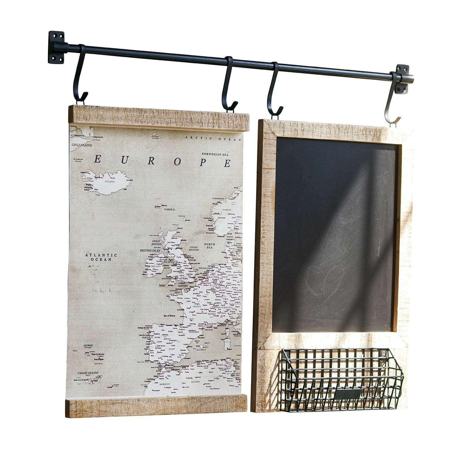 Wandtafel mit Europa-Karte und schwarzer Kreidetafel mit Metallkorb, helles Holz