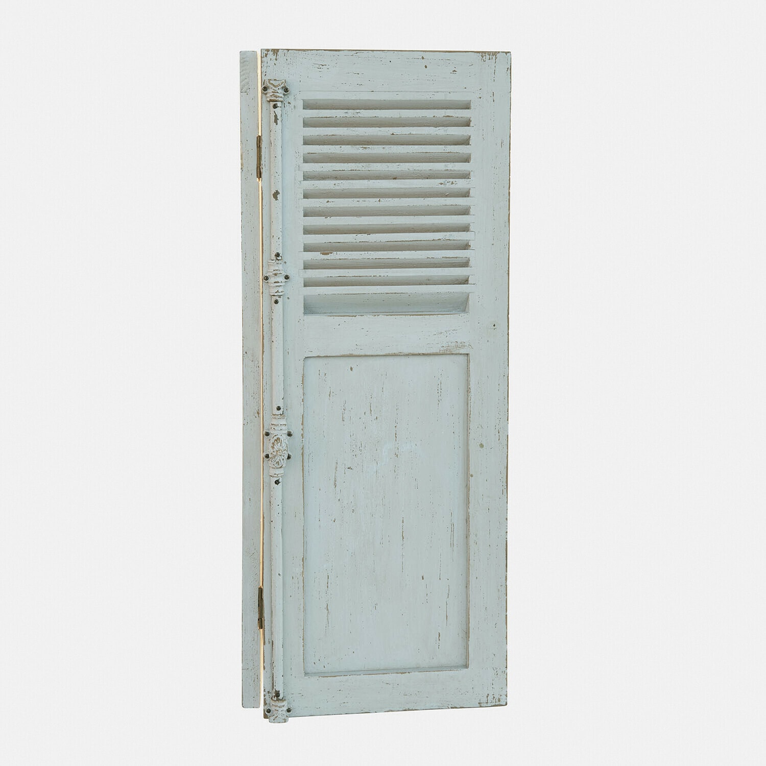 Hellblaue Holzfensterläden mit antikem Look, rustikaler und dekorativer Stil
