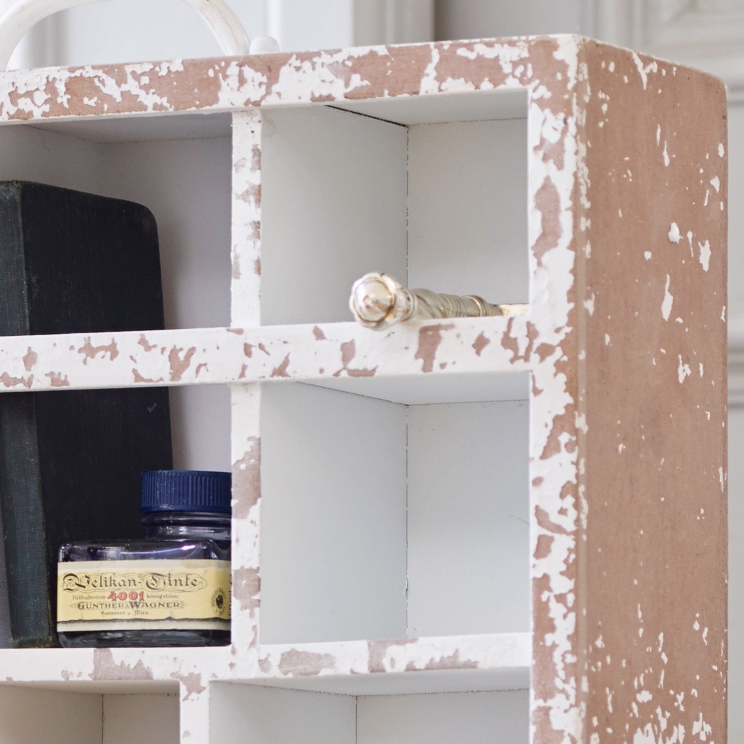 Weiß-braunes Holzregal mit Shabby-Chic-Oberfläche und Fächern für Bücher und Tinte