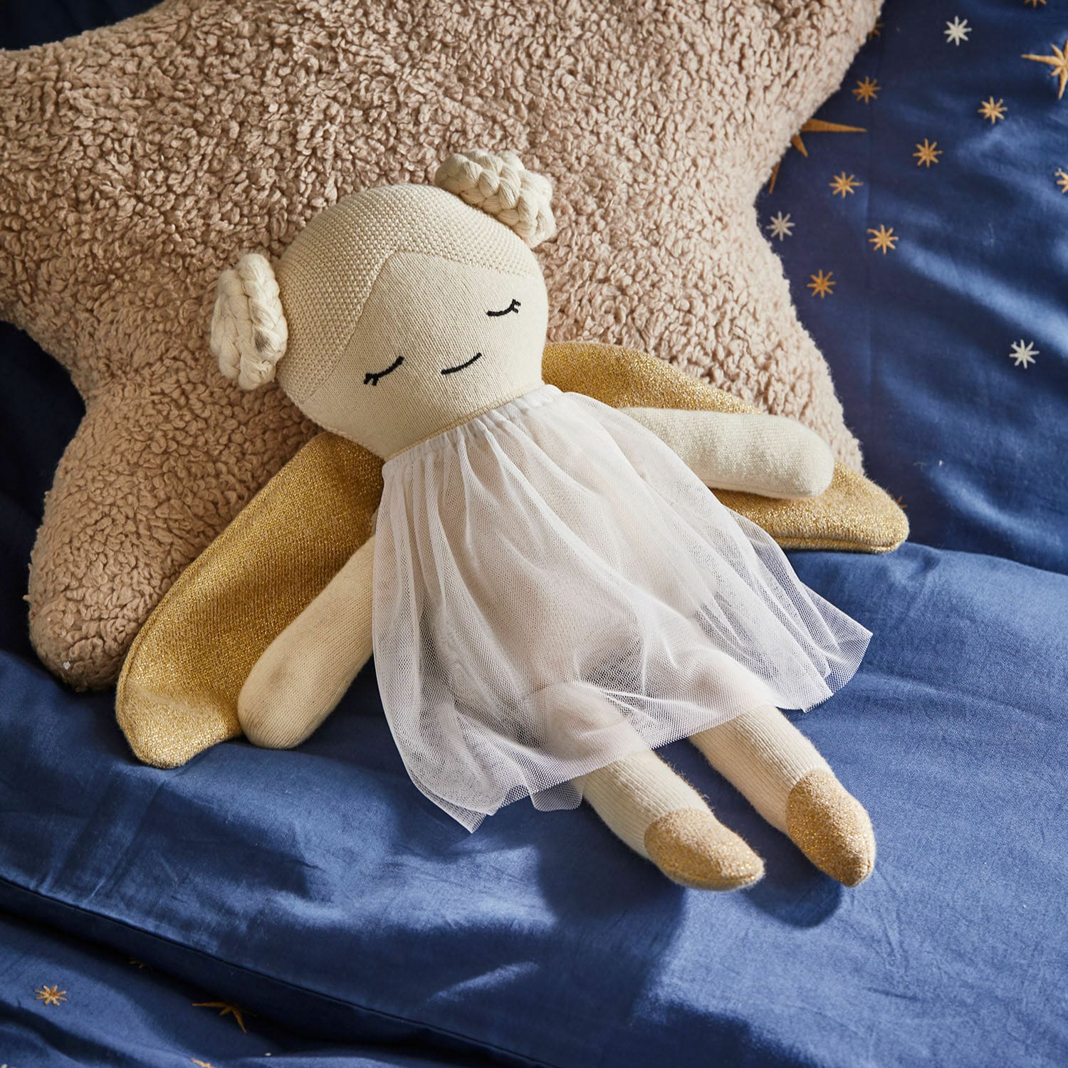 Stoffpuppe Valonna Weiche beige Stoffpuppe Engel mit weissem Tüllkleid und goldenen Flügeln auf blauem Sternenbett