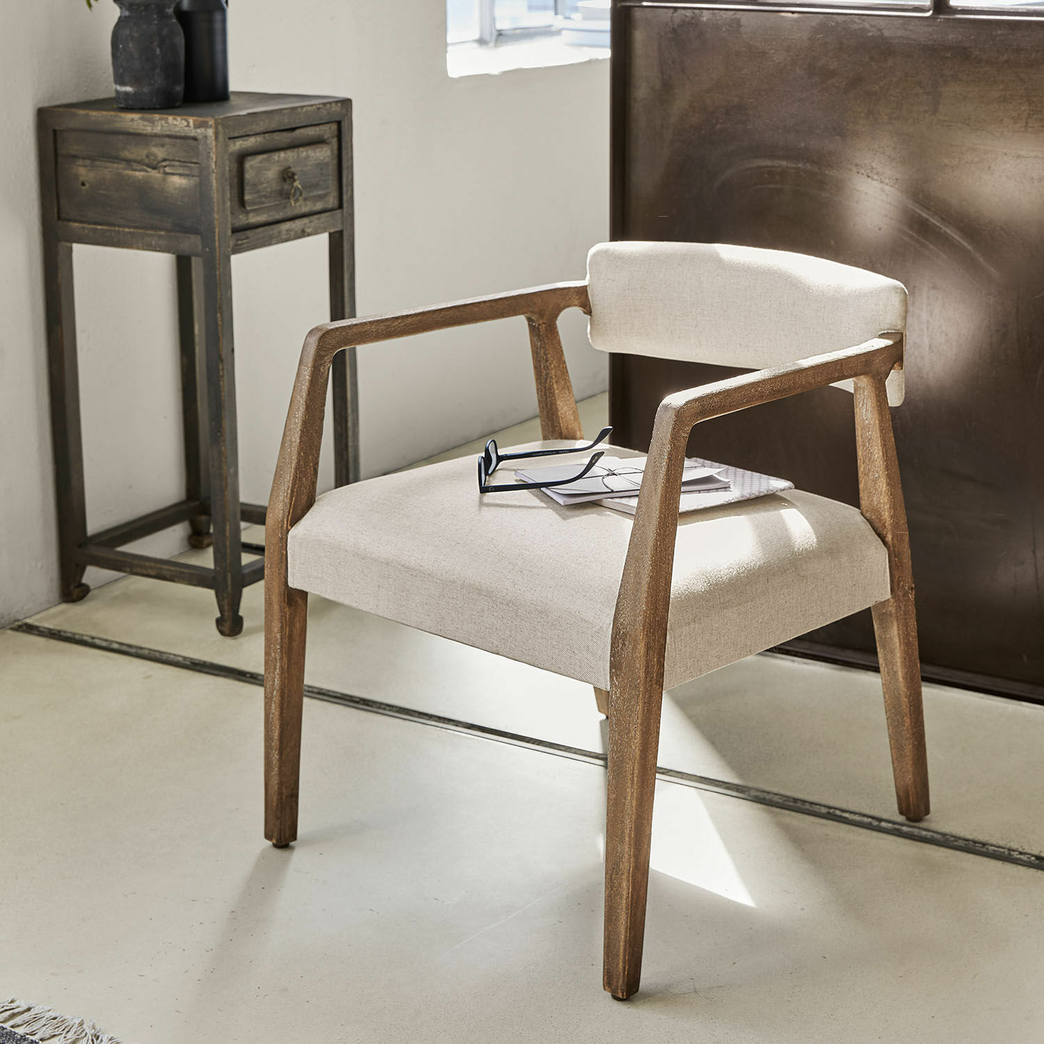 Stuhl mit Holzrahmen und beige gepolstertem Sitz in modernem Stil für Wohnzimmer