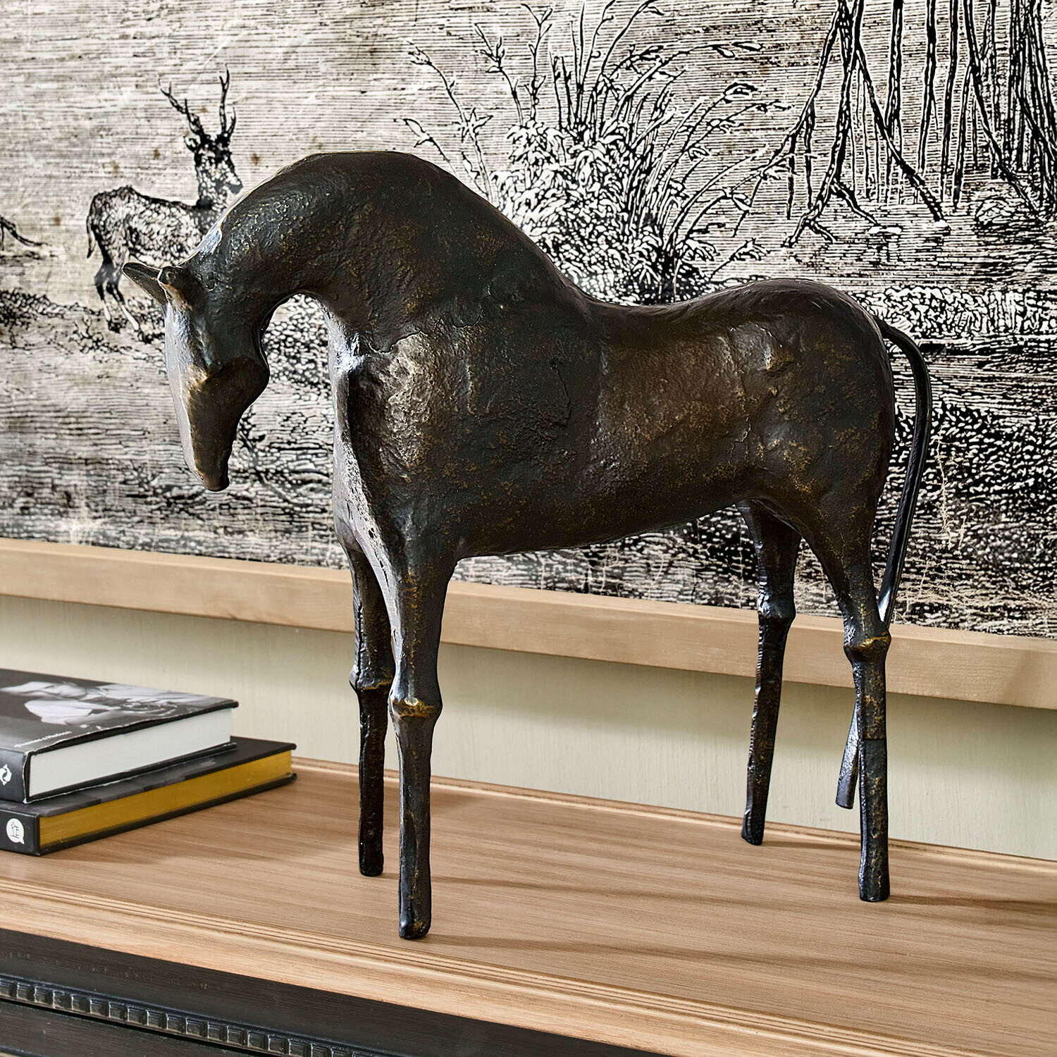 Deko-Pferd Dunmere Dunkle Metallpferdeskulptur auf Holztisch, stilvolle Innendekoration mit Tiermotiv
