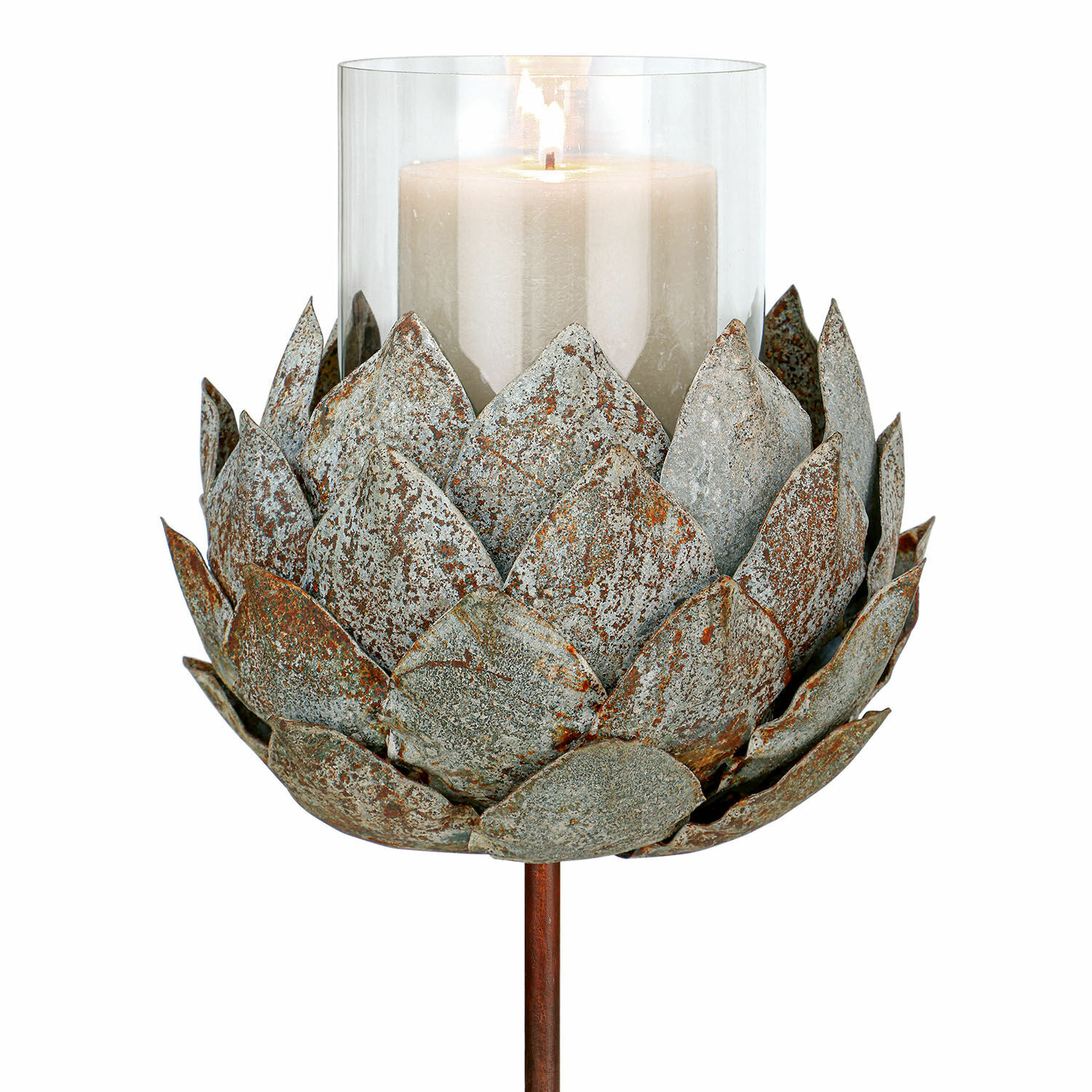 Metall-Kerzenhalter in Blumenform mit grauer Patina und weißer Kerze in Glaszylinder