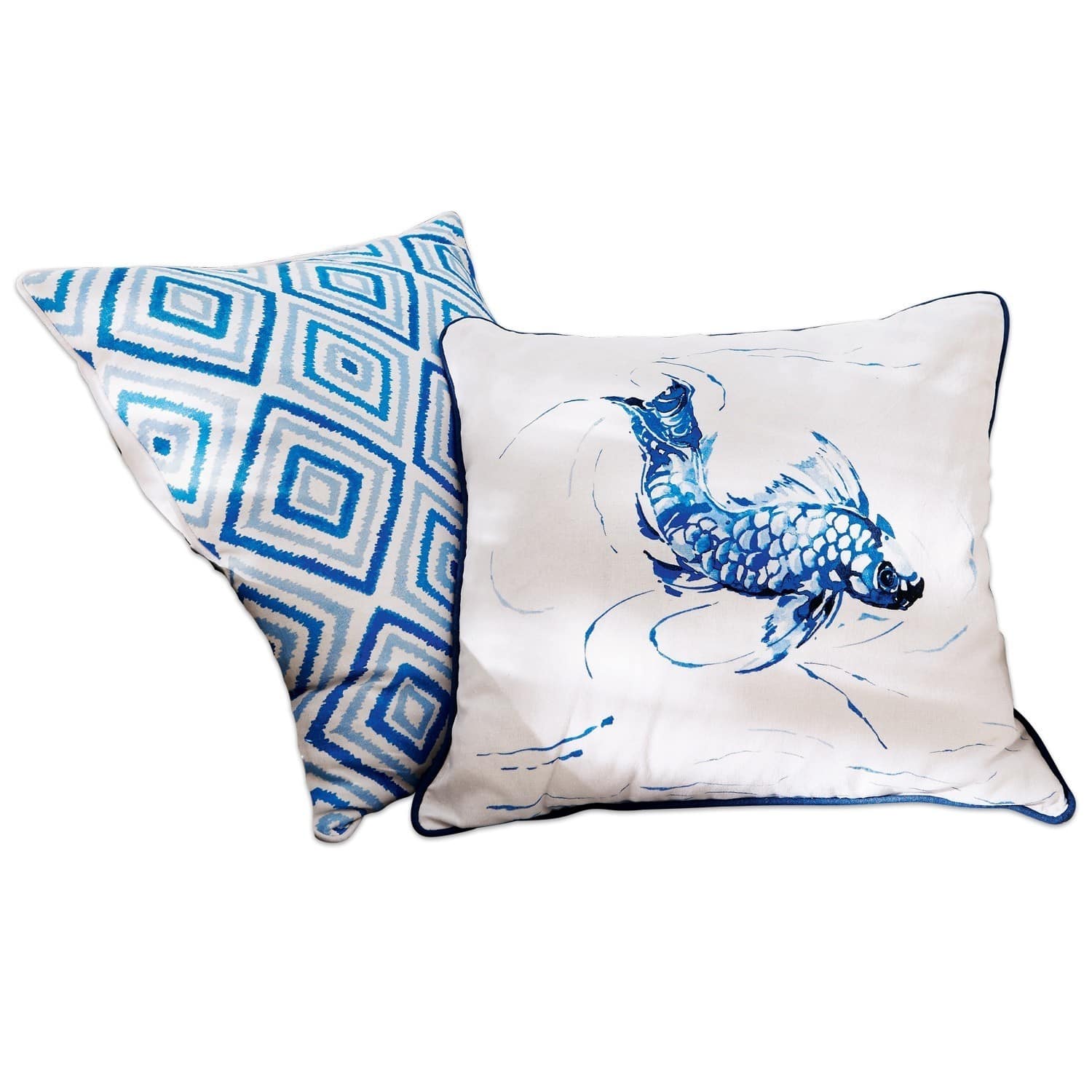 Set aus zwei Baumwollkissen mit blauen geometrischen Mustern und Koi-Fisch auf weißem Hintergrund