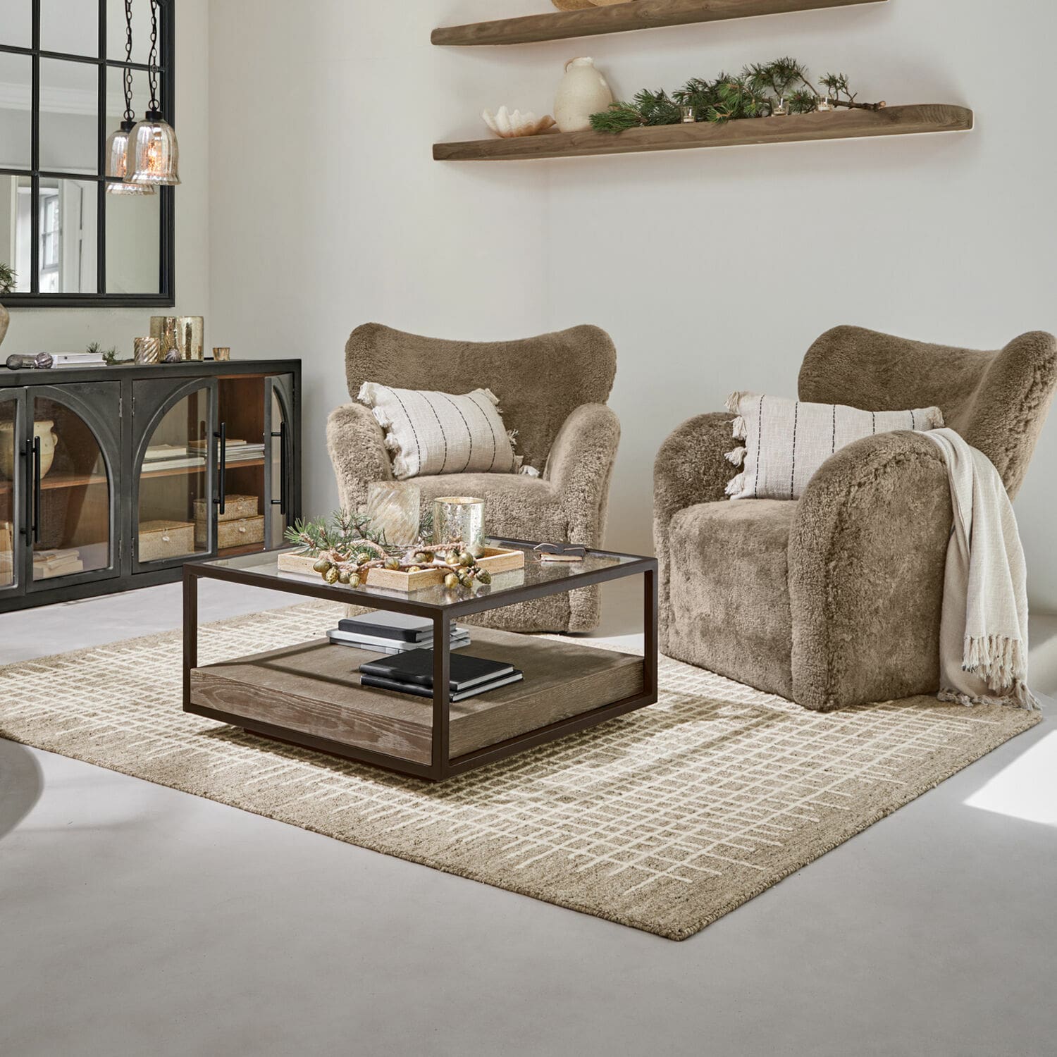 Teppich Iseralyn Gemütliche braune Plüschsessel in modernem Wohnzimmer mit Glastisch und gemustertem Teppich