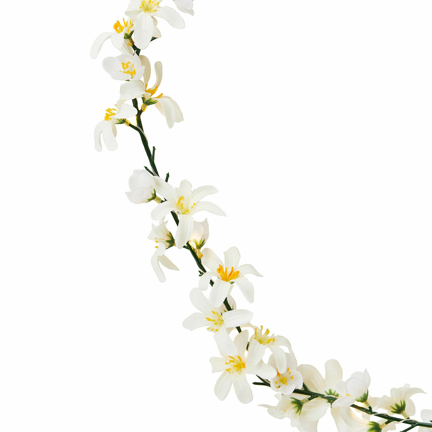 Zarter weißer Blumenkranz mit gelben Staubgefäßen an grünem Stiel als Dekoration