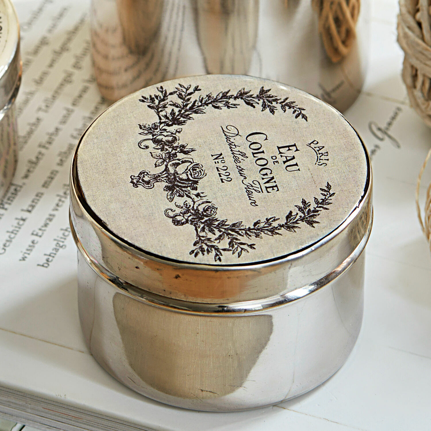 Silbernes Metall-Dose mit dekorativem Deckel und Aufschrift Eau de Cologne, Vintage-Stil