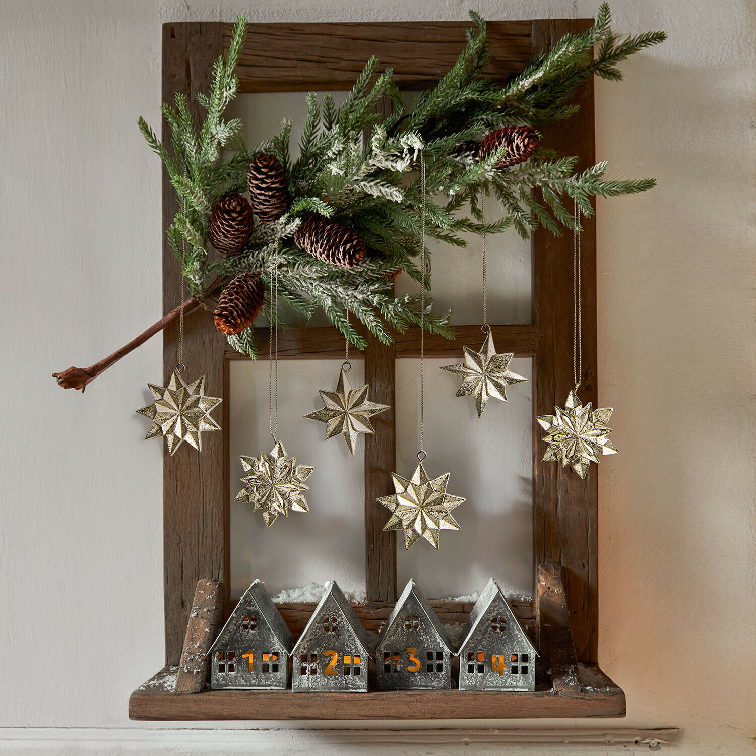 Anhänger 6er Set Zamoura Weihnachtsdeko mit nummerierten Metallhäusern und goldenen Sternen an Holzrahmen mit Tannenzweig