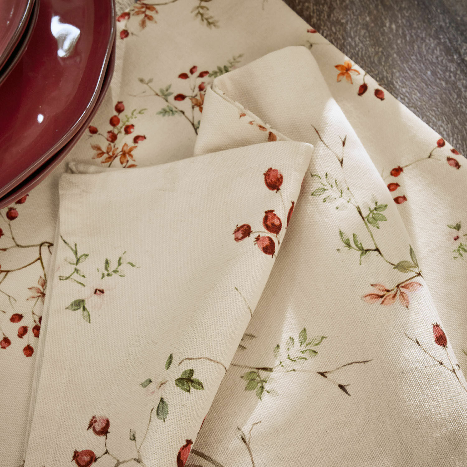 Leinen-Tischdecke und Serviette in Creme mit zartem Muster roter Beeren und grüner Blätter für Tischdeko