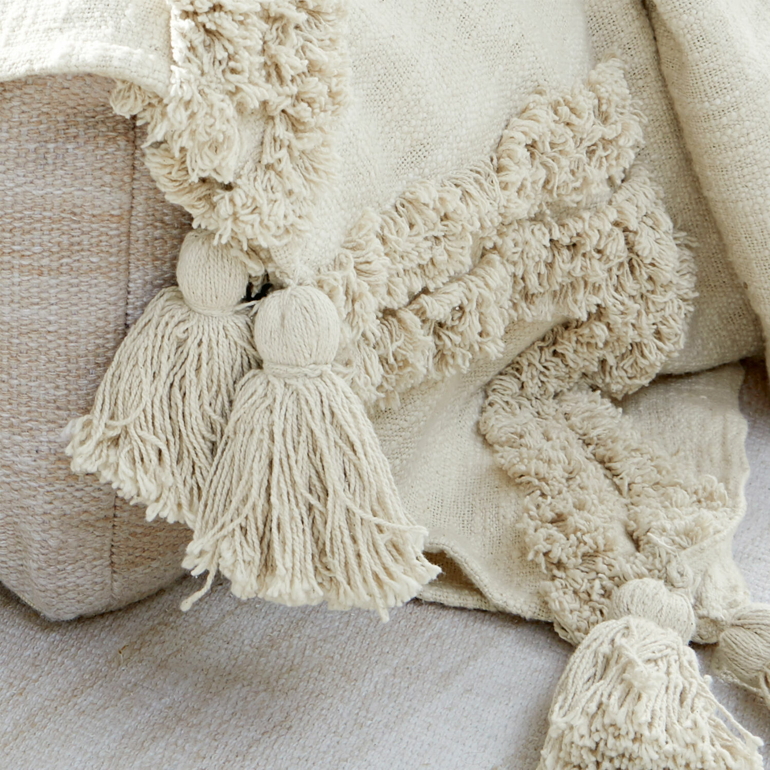 Beige Baumwoll-Decke mit Fransen und Quasten, weich und dekorativ für gemütliches Wohnen