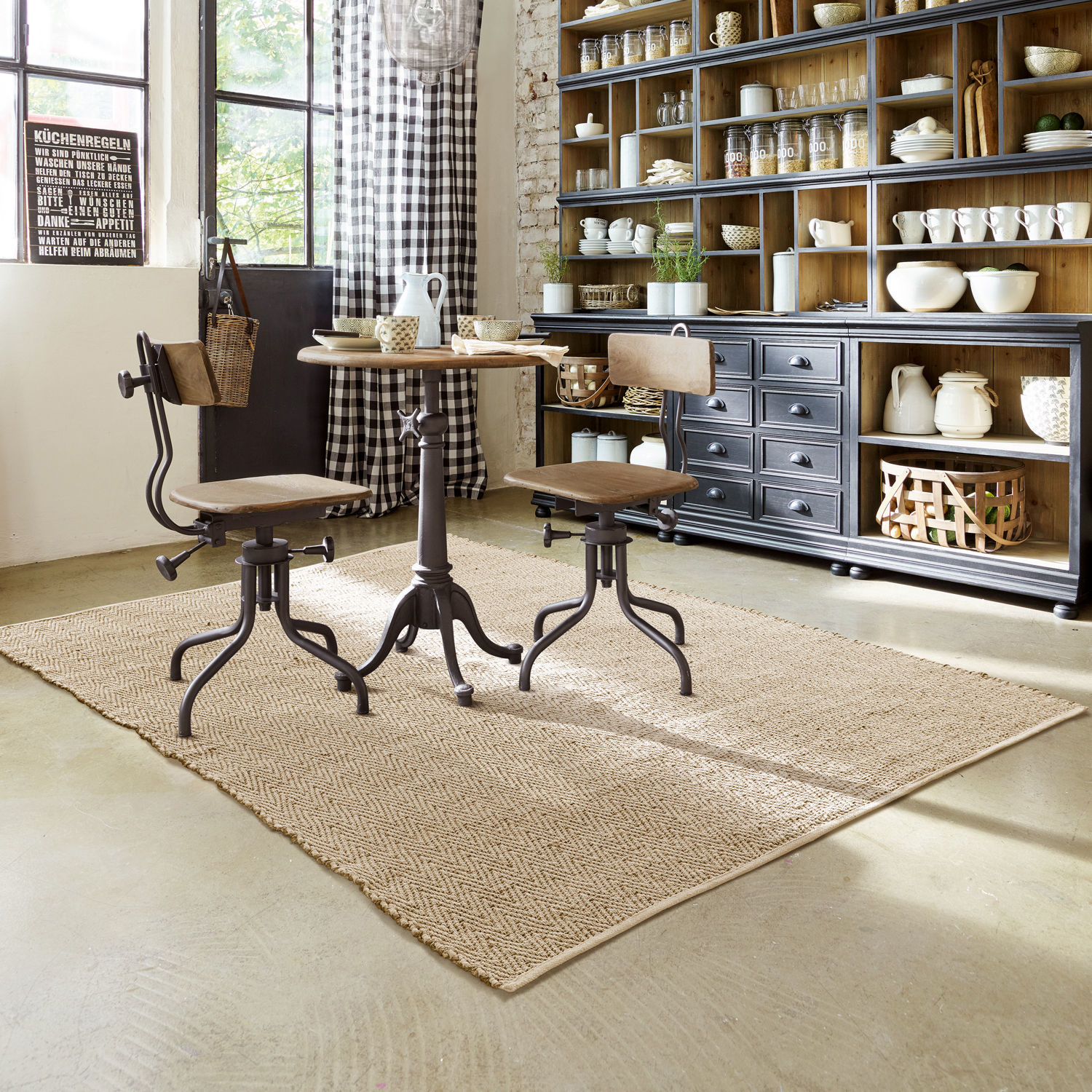 Teppich Jonesboro Heller beiger Jute-Teppich in Küche mit Holz-Tisch und Metallstühlen im Industrie-Stil