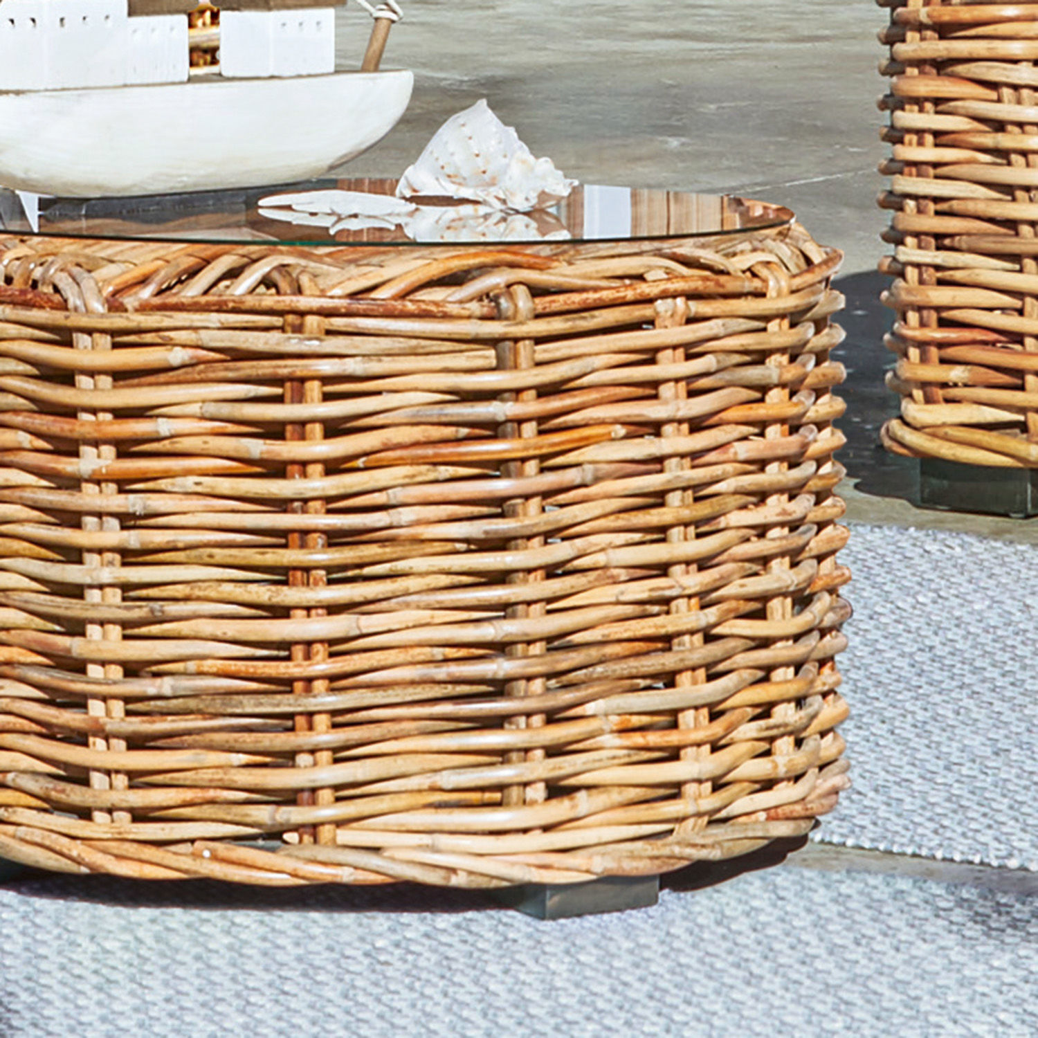 Runder Couchtisch aus natürlichem Rattan mit Glasplatte, dekoratives Möbelstück für Wohnzimmer