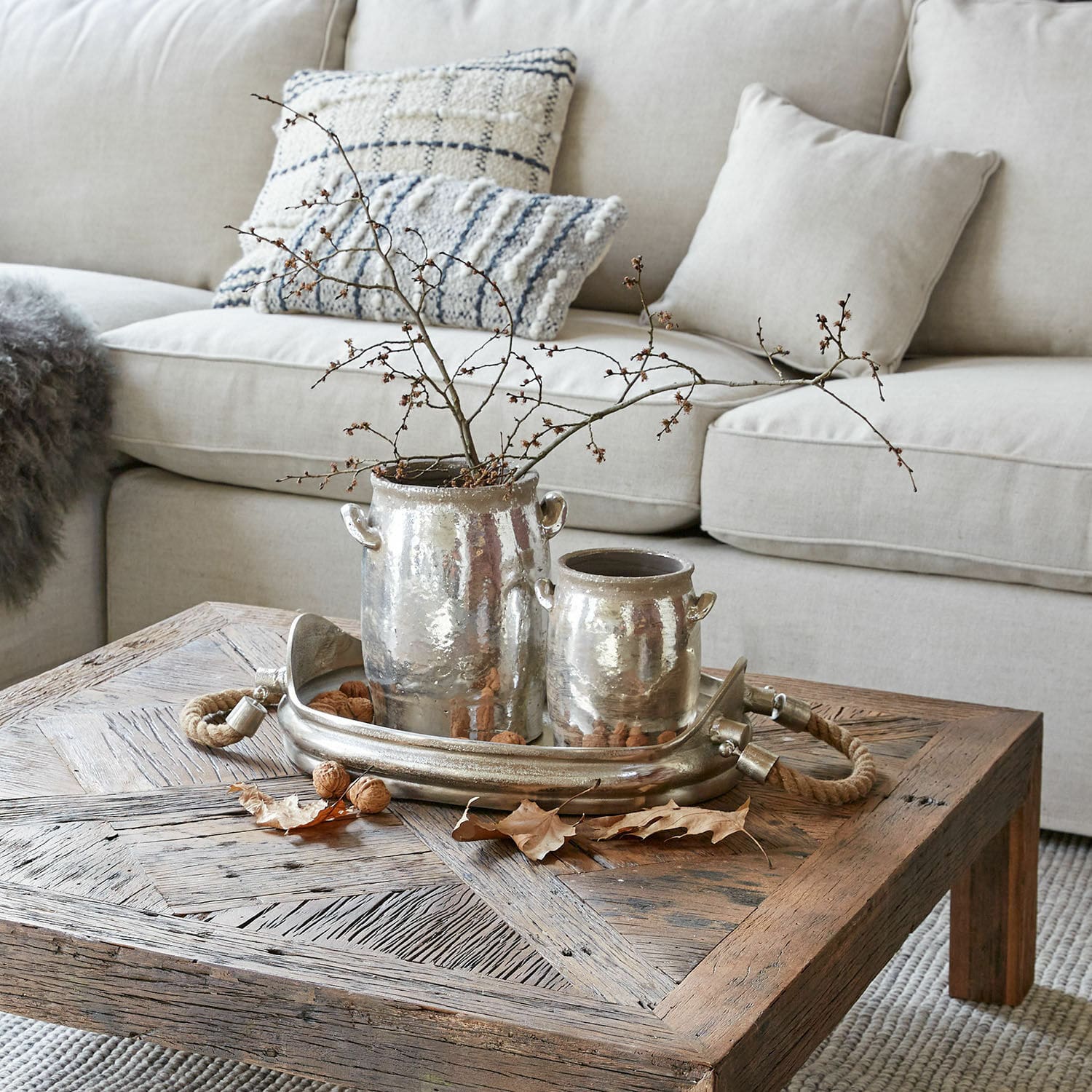 Vase 2er Set Eleganteque Dekorative silberne Keramikvasen auf Holztisch im Wohnzimmer mit beigem Sofa