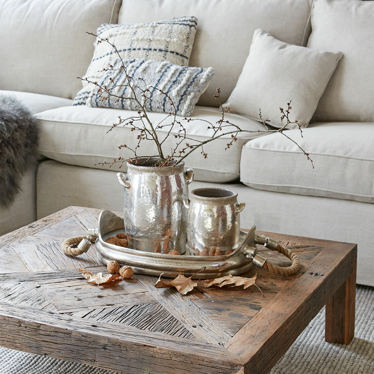 Vase 2er Set Eleganteque Dekorative silberne Keramikvasen auf Holztisch im Wohnzimmer mit beigem Sofa