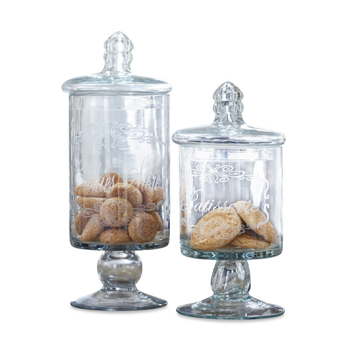 Zwei transparente Glasbehälter auf Fuß mit Deckeln, gefüllt mit Keksen, dekoratives Glas