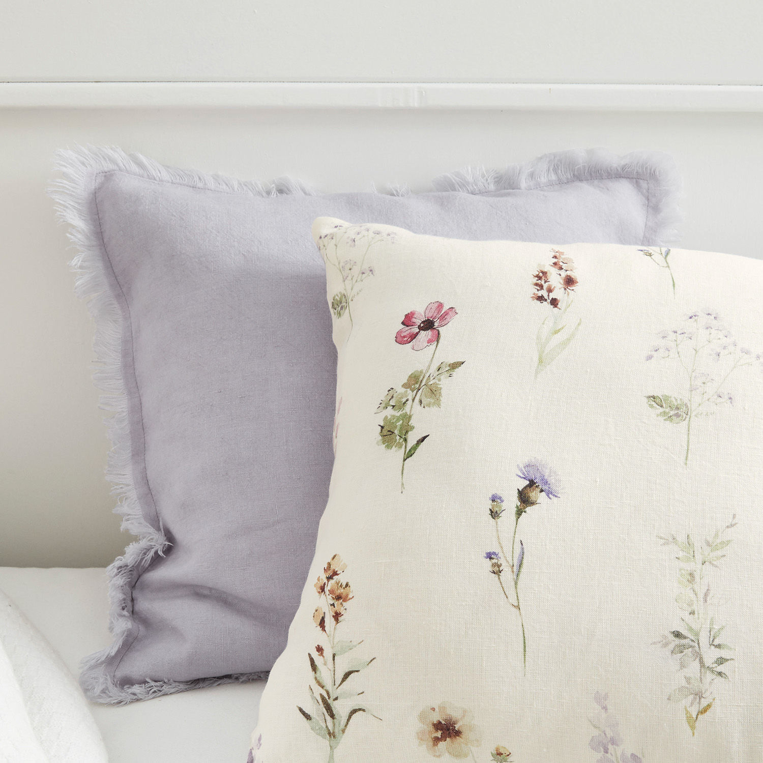 Doppelseitiges Dekokissen aus Leinen in Hellviolett und Creme mit floralem Muster