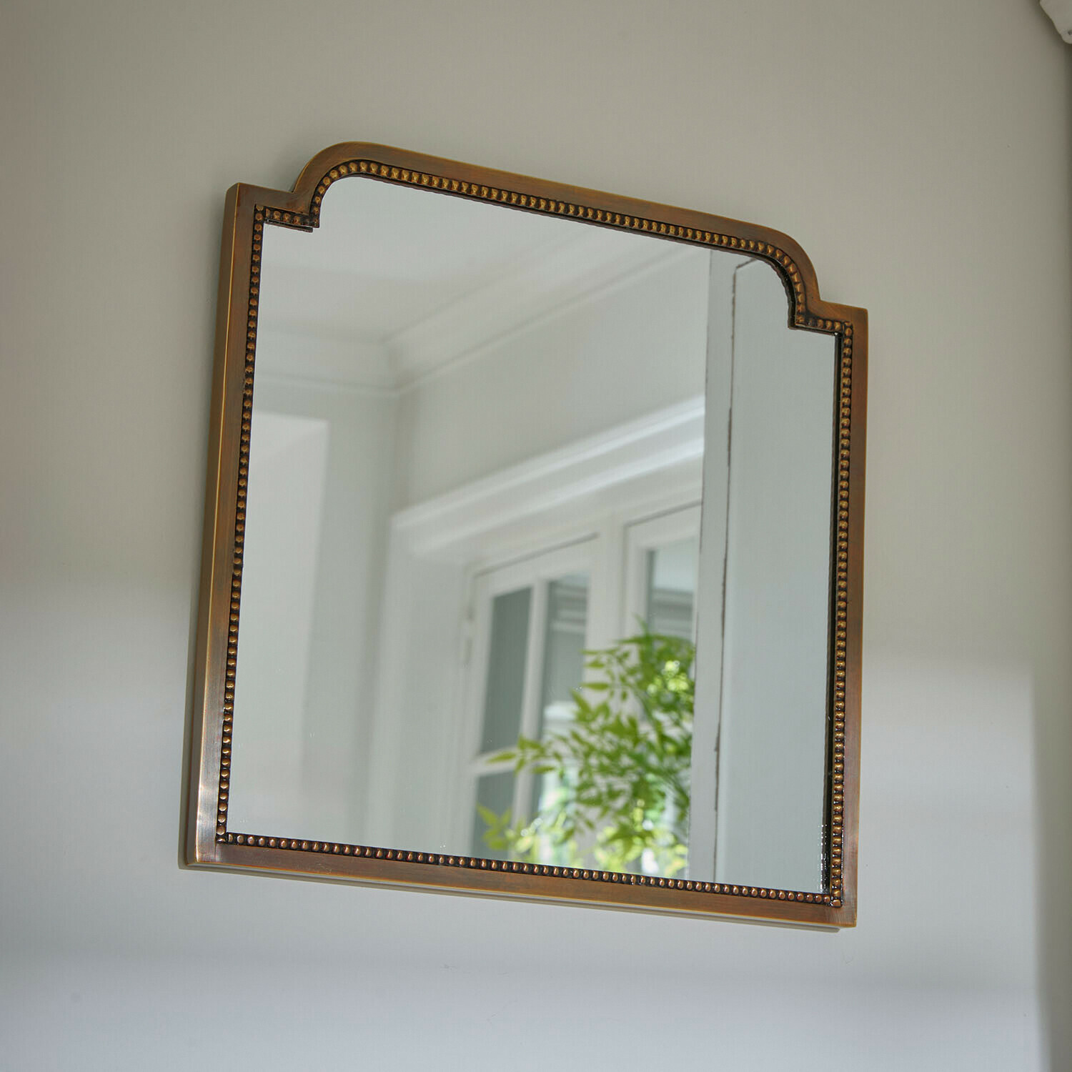 Rechteckiger Spiegel mit messingfarbenem Rahmen und dekorativem Muster, Wanddeko fürs Wohnzimmer