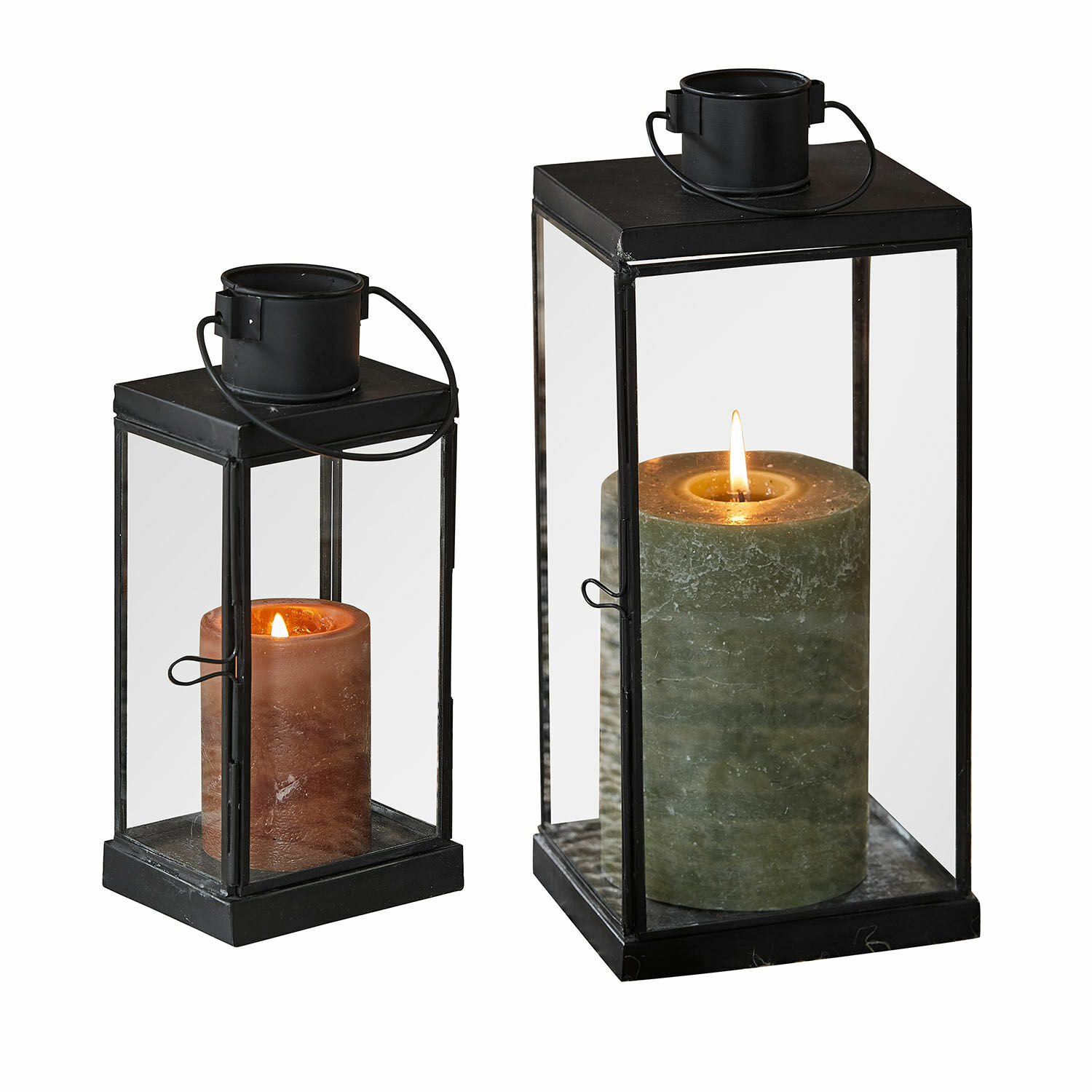 Zwei schwarze Metalllaternen mit klarem Glas und brennenden grünen und braunen Kerzen innen