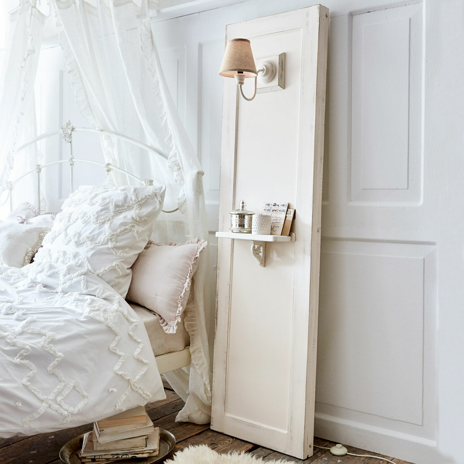 Weiße Holz-Wandleuchte mit Ablage und beigem Lampenschirm im Vintage-Stil fürs Schlafzimmer