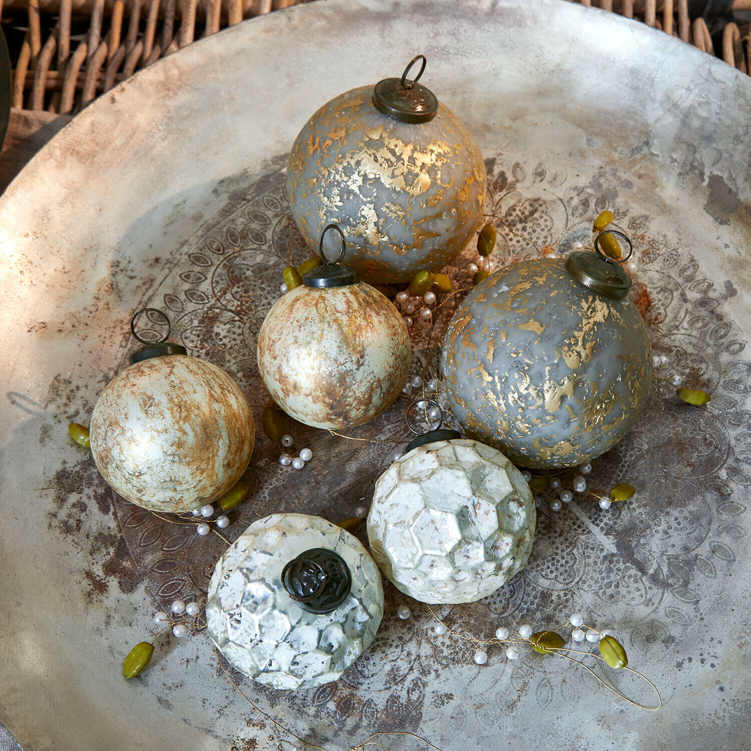 Weihnachtskugel 6er Set Bellezia Sechsteiliges Set dekorativer Weihnachtskugeln in Grau und Weiss mit metallischem Glanz auf einem verzierten Tablett