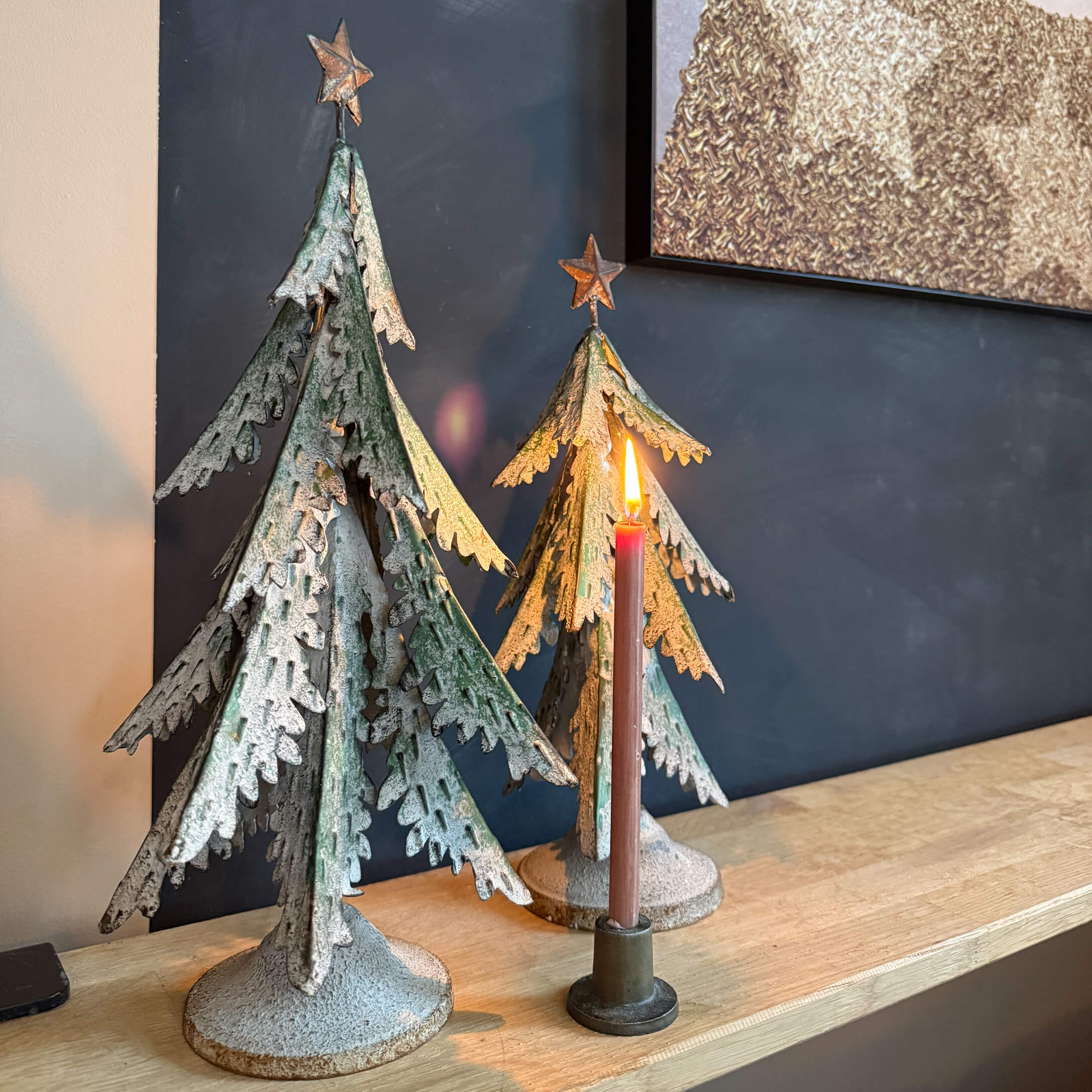 Industrielle Metall-Weihnachtsbaum-Dekoration mit grün-weißem Used-Look auf Holzregal