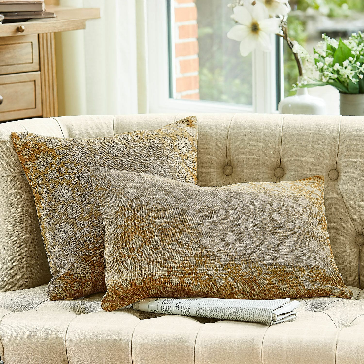Kissenhülle 2er Set Nalefor Zwei dekorative Baumwollkissen in Beige-Braun mit Muster auf hellem Sofa im Wohnzimmer