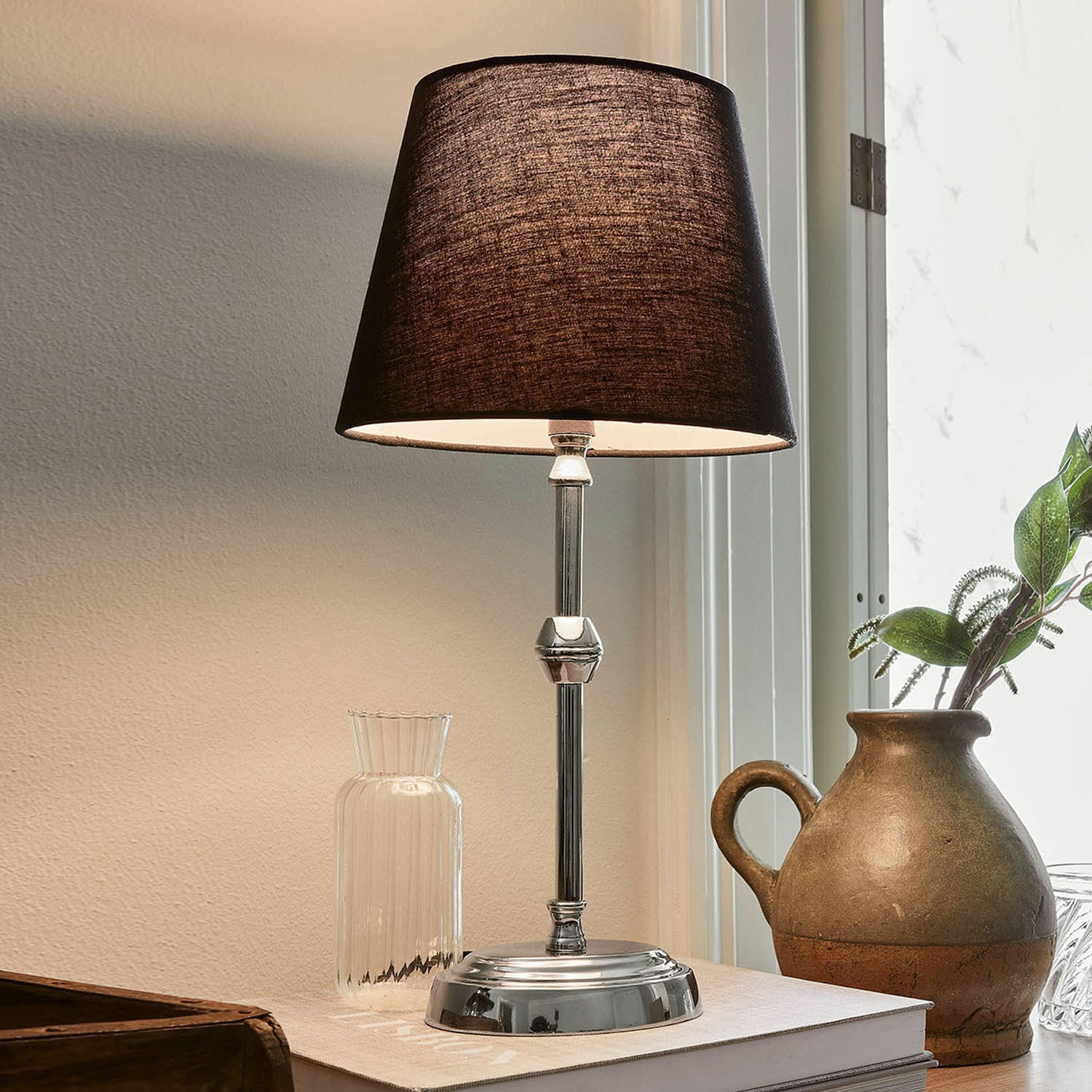 Tischlampe Luceau Elegante Tischlampe mit Metallfuß und schwarzem Lampenschirm auf Schreibtisch mit Dekoration