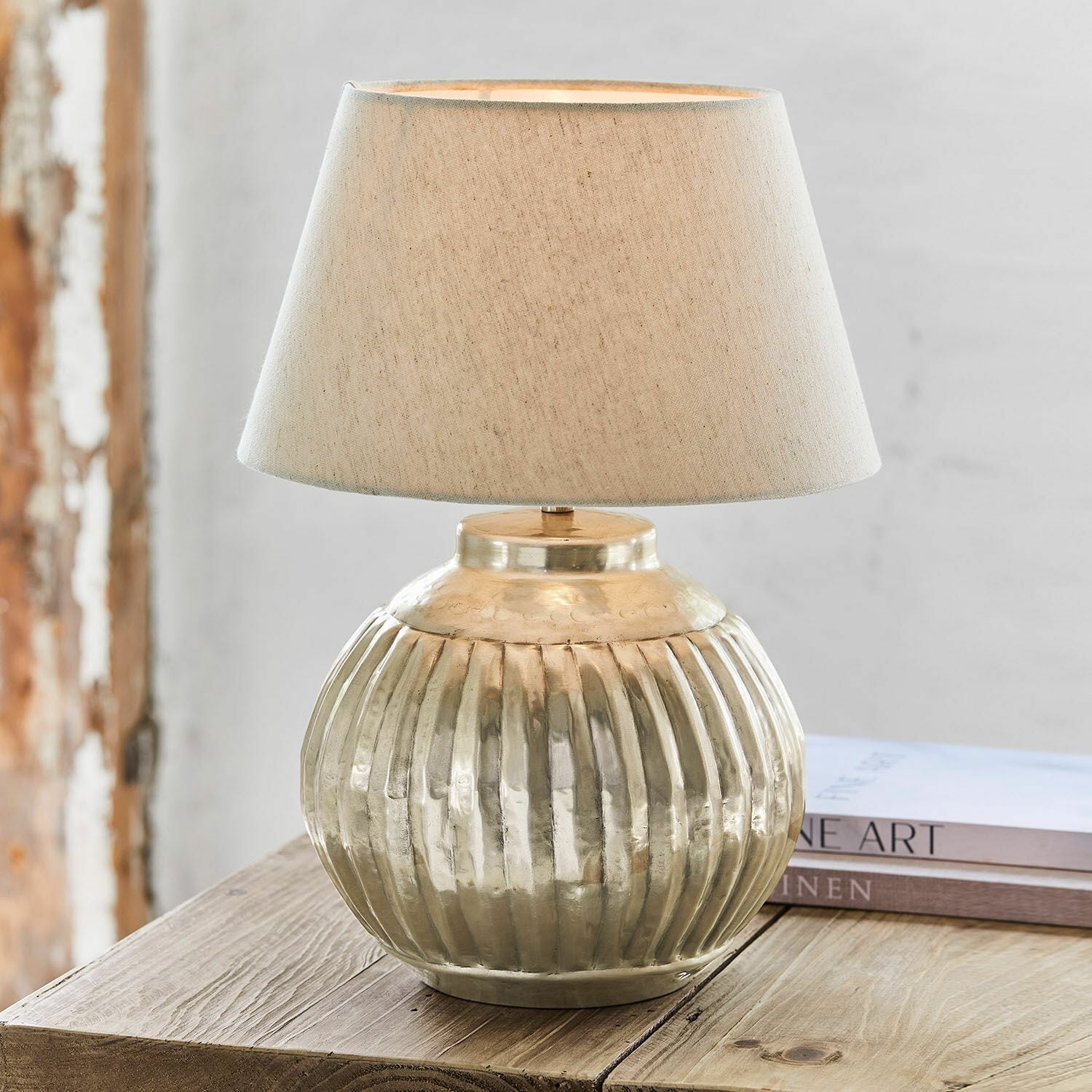 Tischlampe Lillemor Tischlampe aus Messing mit beigem Stoffschirm auf Holztisch, Wohnaccessoire