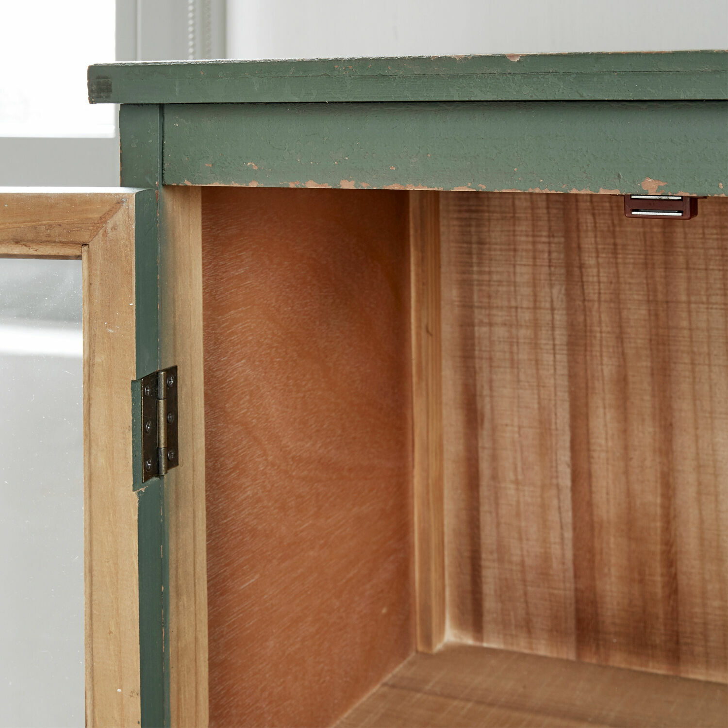 Grüner Holzschrank mit Gebrauchsspuren und naturbelassenem Innenraum zur Aufbewahrung