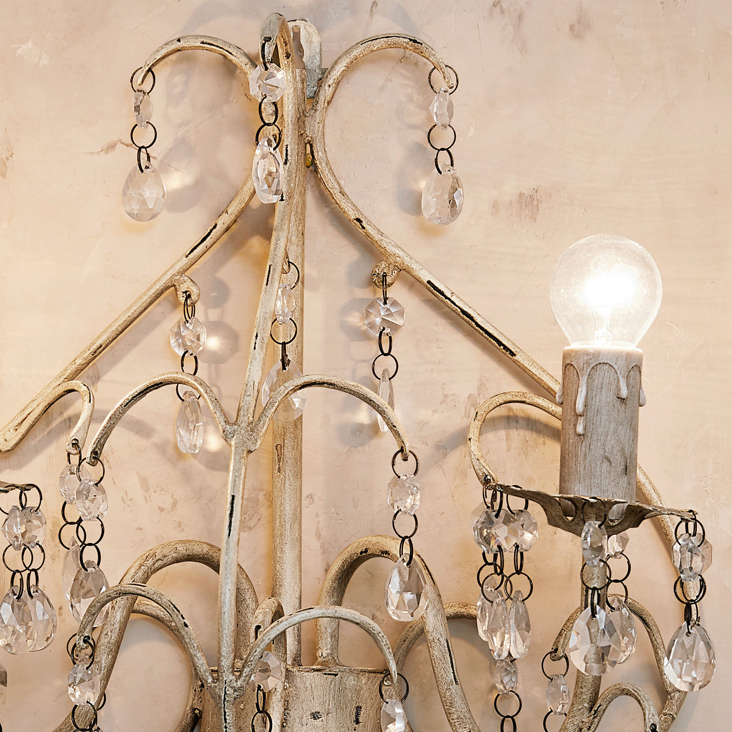 Wandlampe aus Metall mit weißer Patina und Kristallanhängern im Vintage-Stil zur Wanddekoration