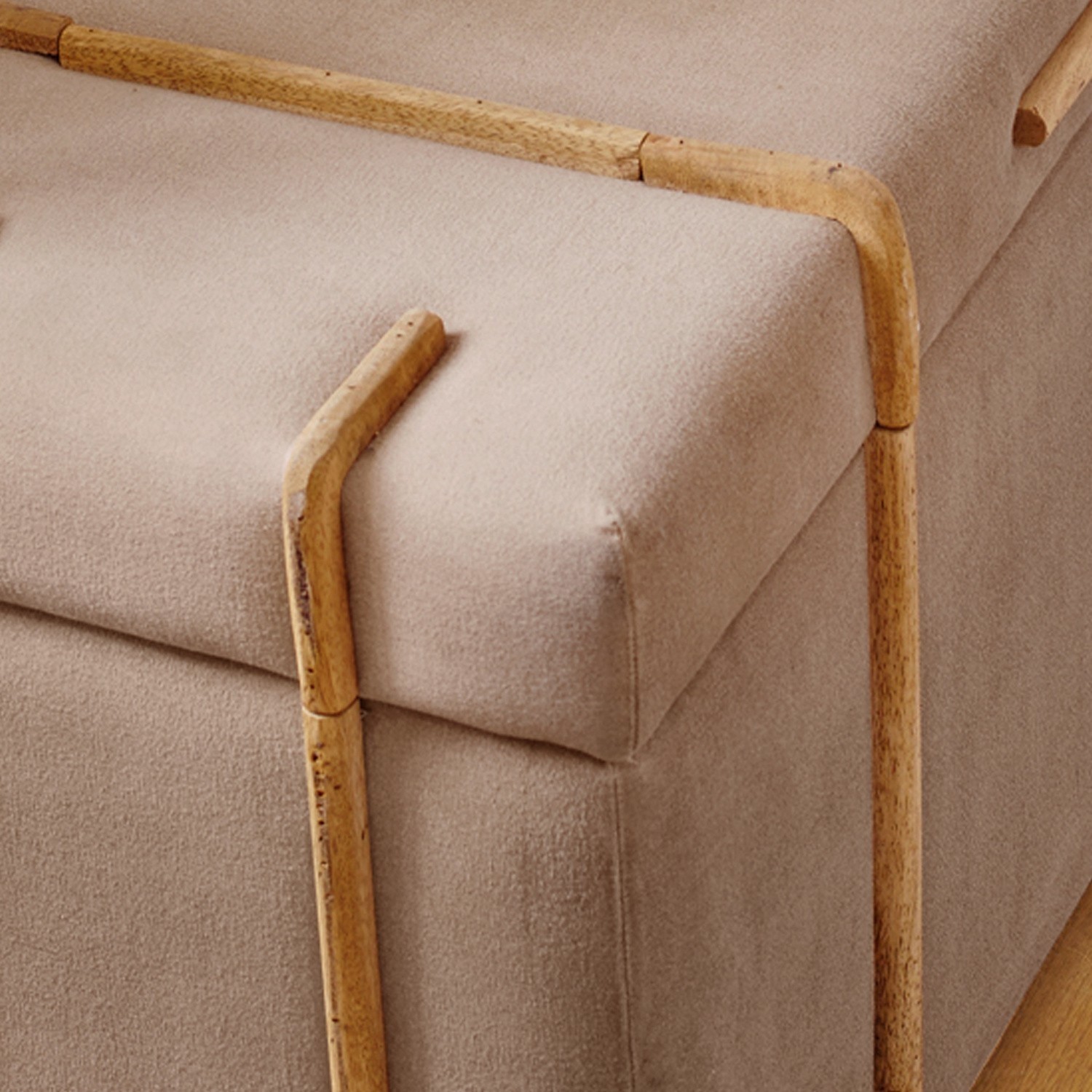 Beige Stoffecke mit natürlichem Holzrahmen als Sofa für gemütliches Wohnzimmer