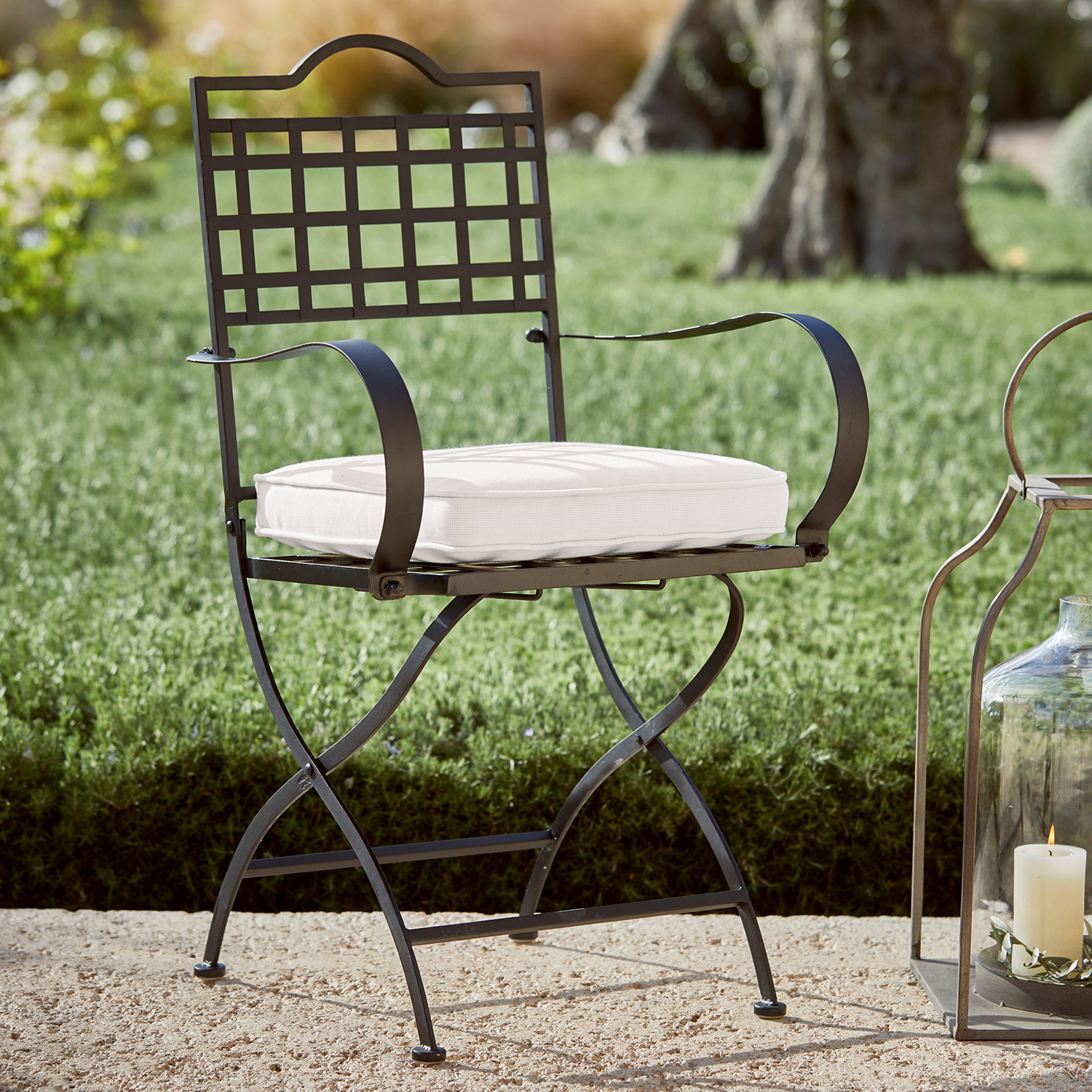 Stuhl Tharot Schwarzer Metall-Gartenstuhl mit weißem Sitzkissen, ideal für komfortables Sitzen im Freien