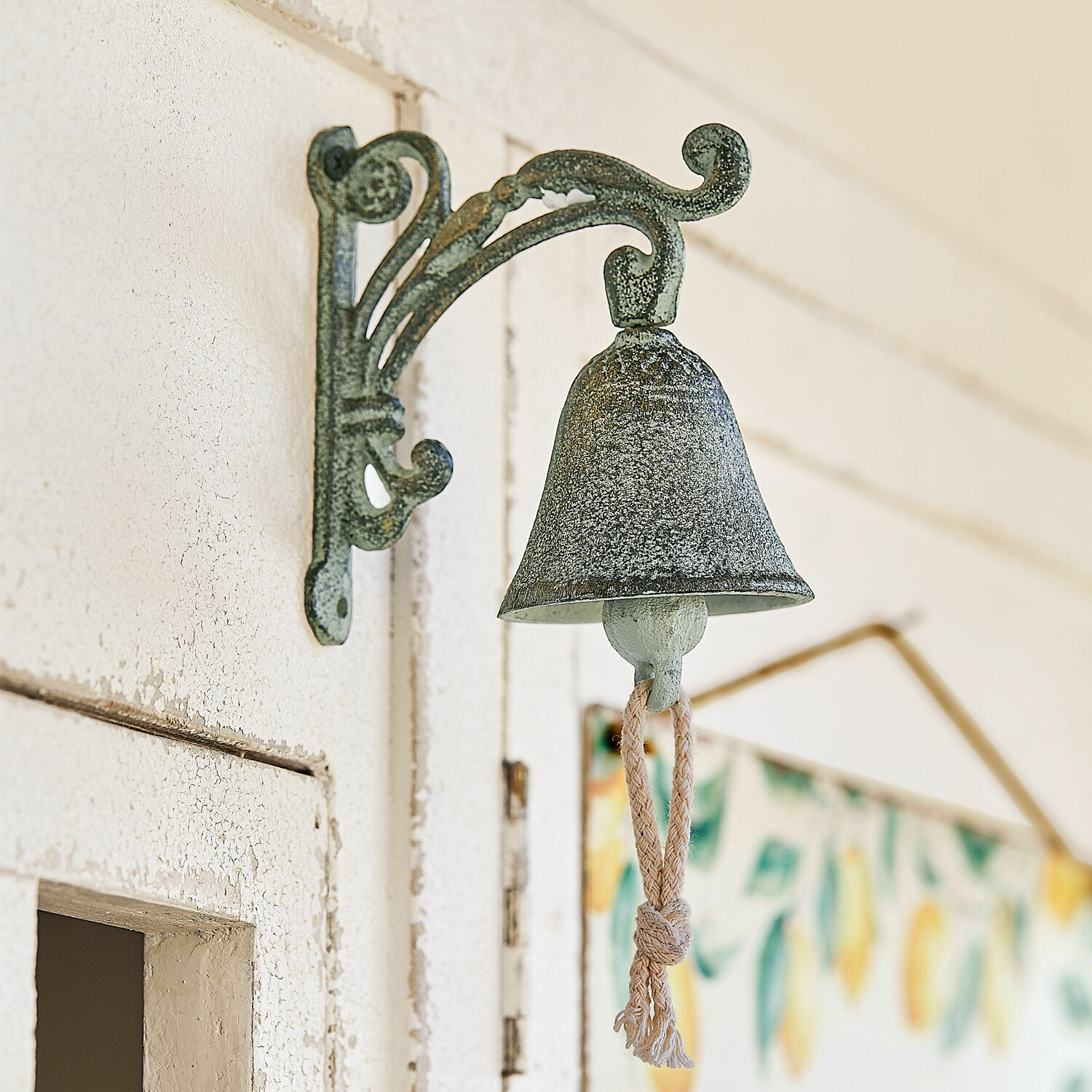 Glocke Palerina Wandglocke aus Metall im Vintage-Stil mit grün patinierter Oberfläche und Kordelzug