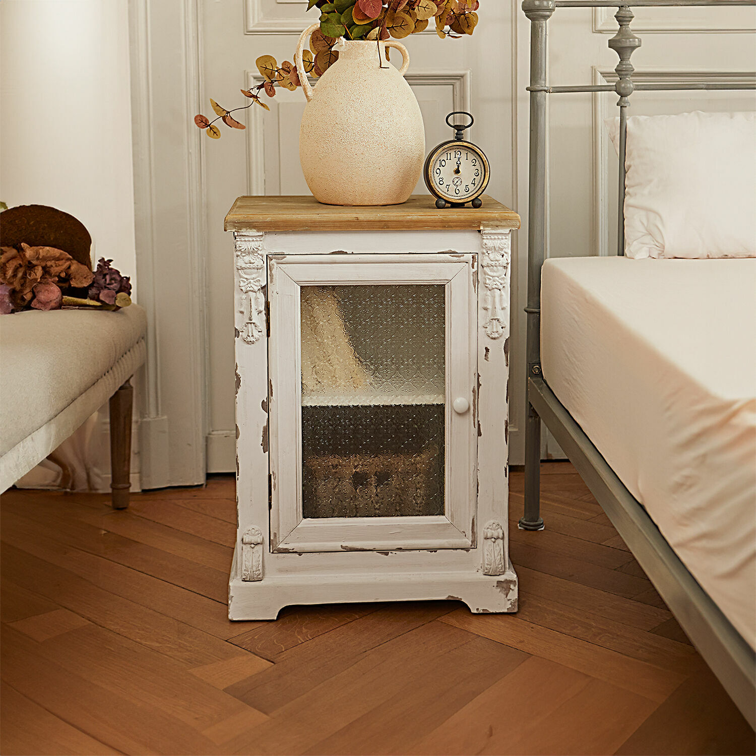 Weißer Holz-Nachttisch mit Glastür und rustikalem Finish im Schlafzimmer