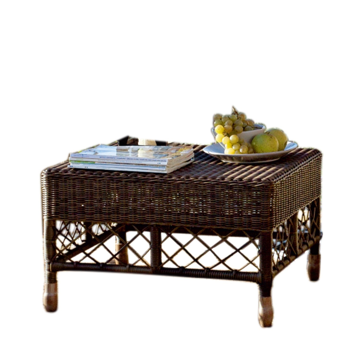 Quadratischer Couchtisch aus dunklem Rattan mit Obst und Zeitschriften auf der Oberfläche, Gartenmöbel
