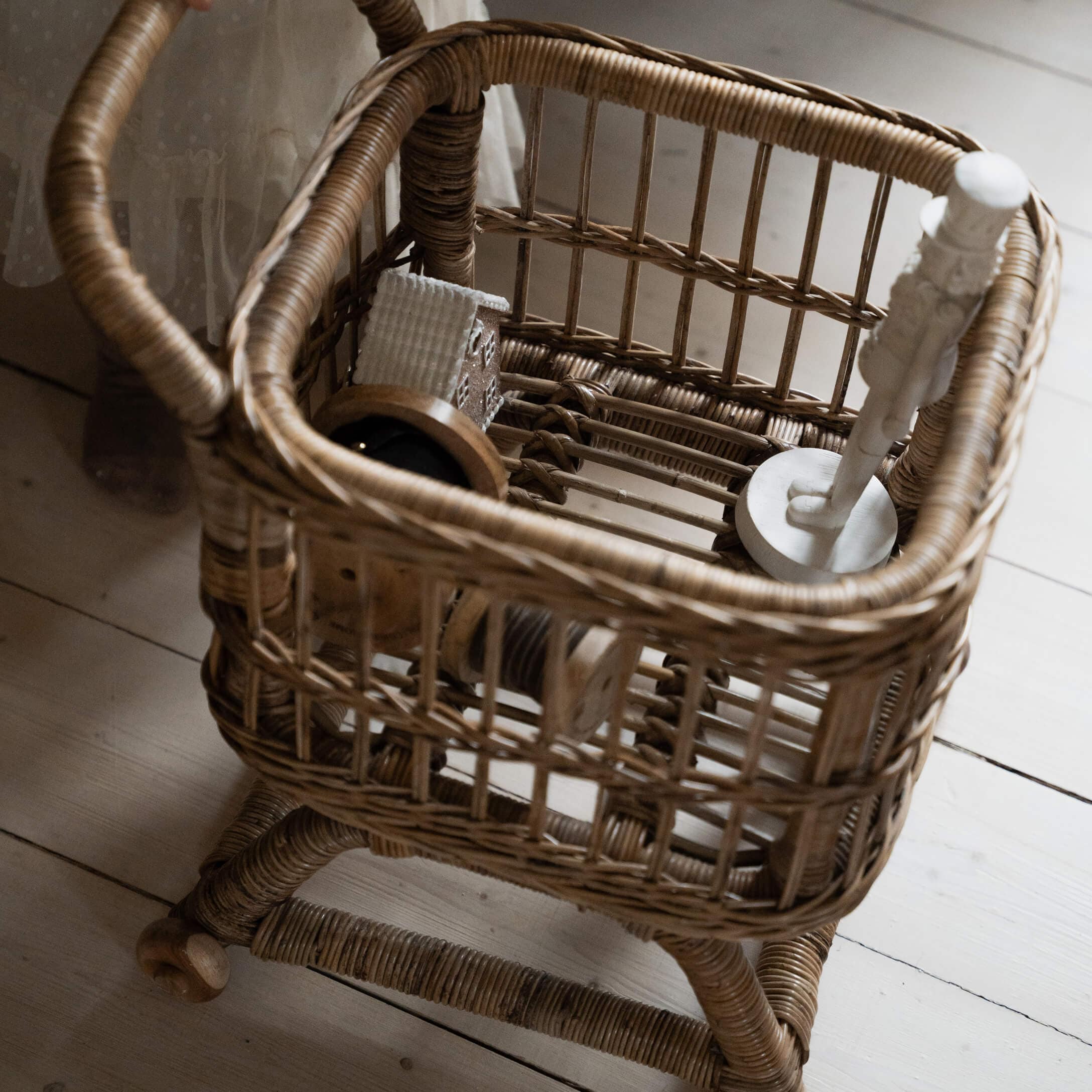 Natürlicher Rattankorb mit Griff und Rollen, dekoratives Wohnaccessoire im Landhausstil