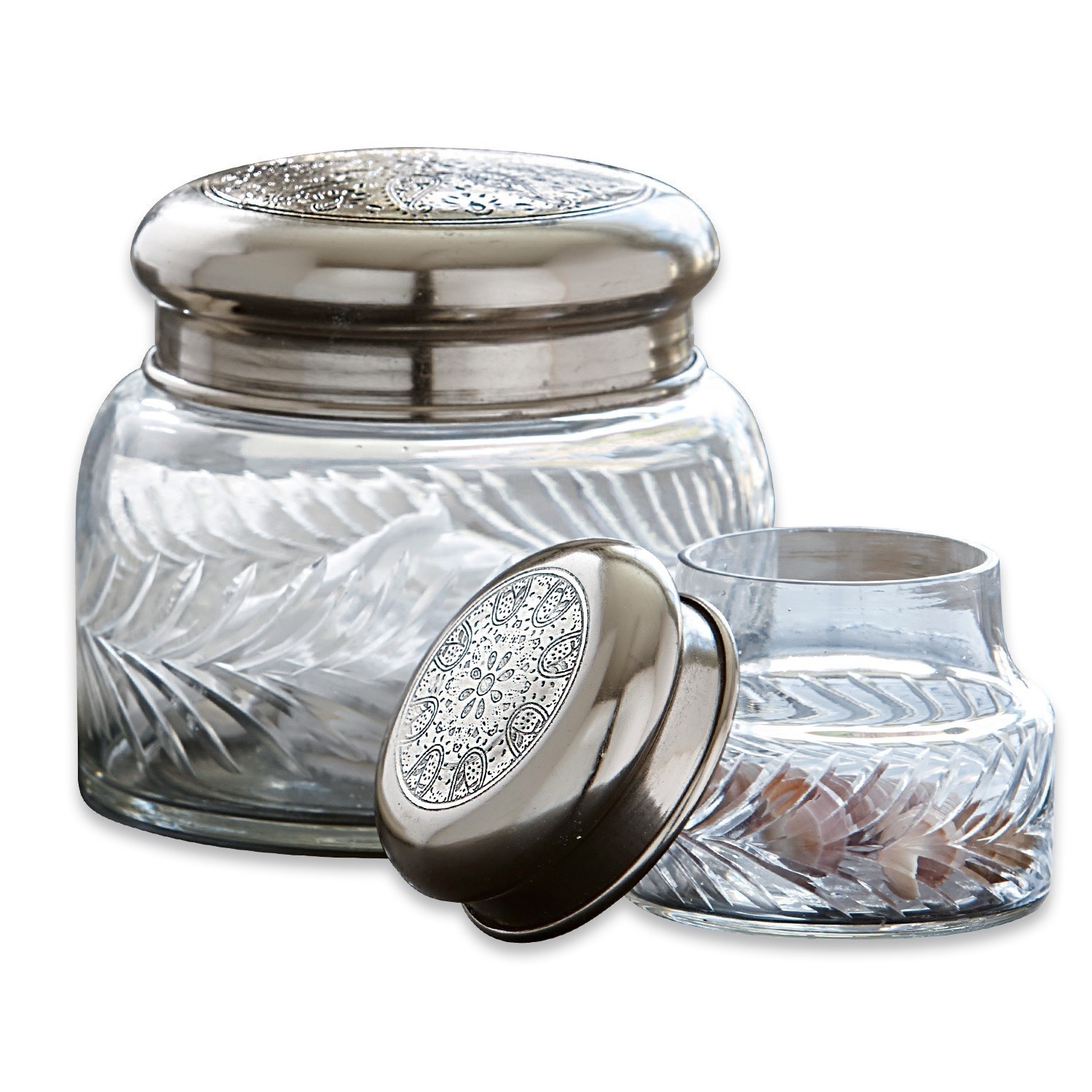 Glasbehälter mit verzierten silbernen Metalldeckeln zum stilvollen Aufbewahren.