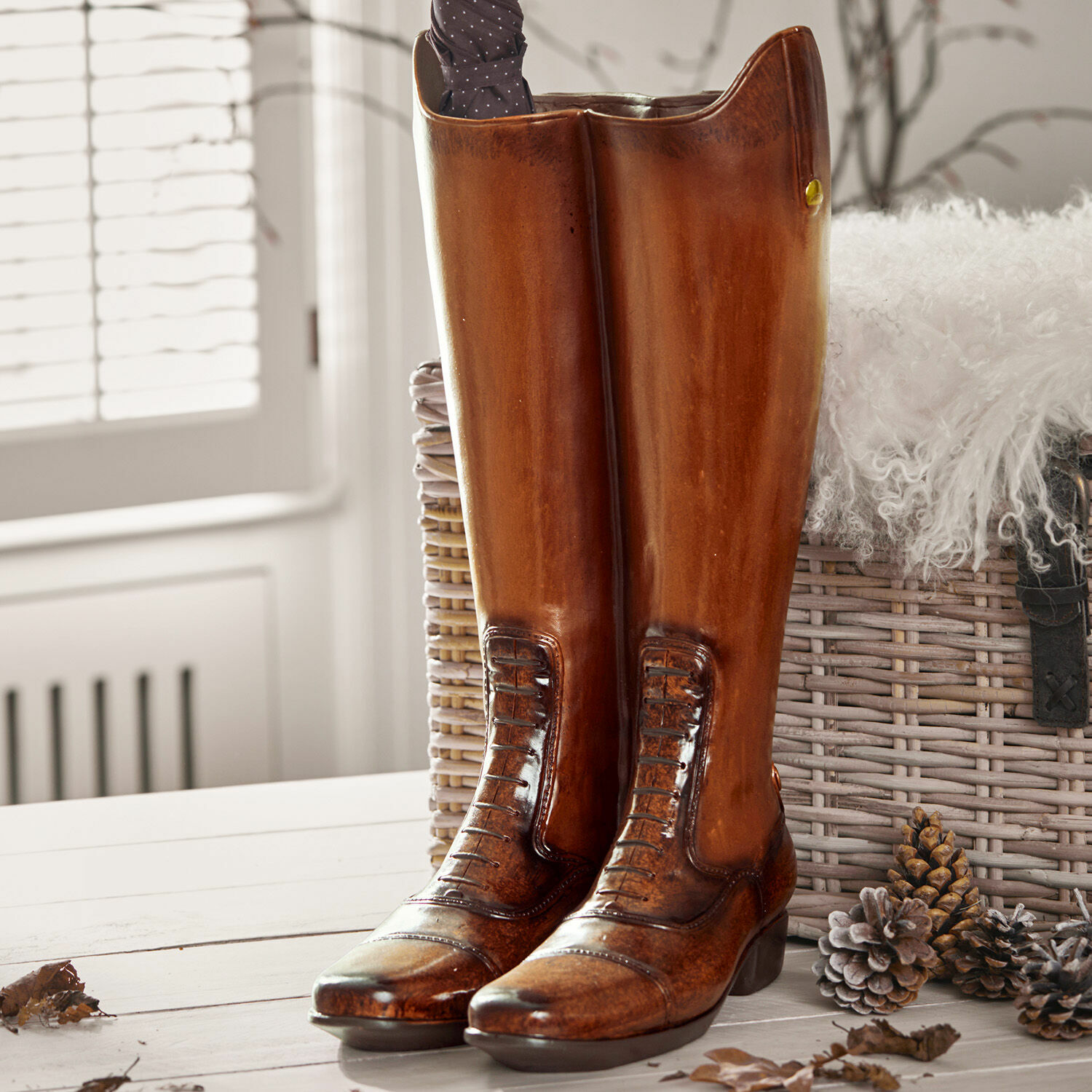 Braune hohe Lederstiefel mit Schnürdetails, klassischer und eleganter Winterschuh