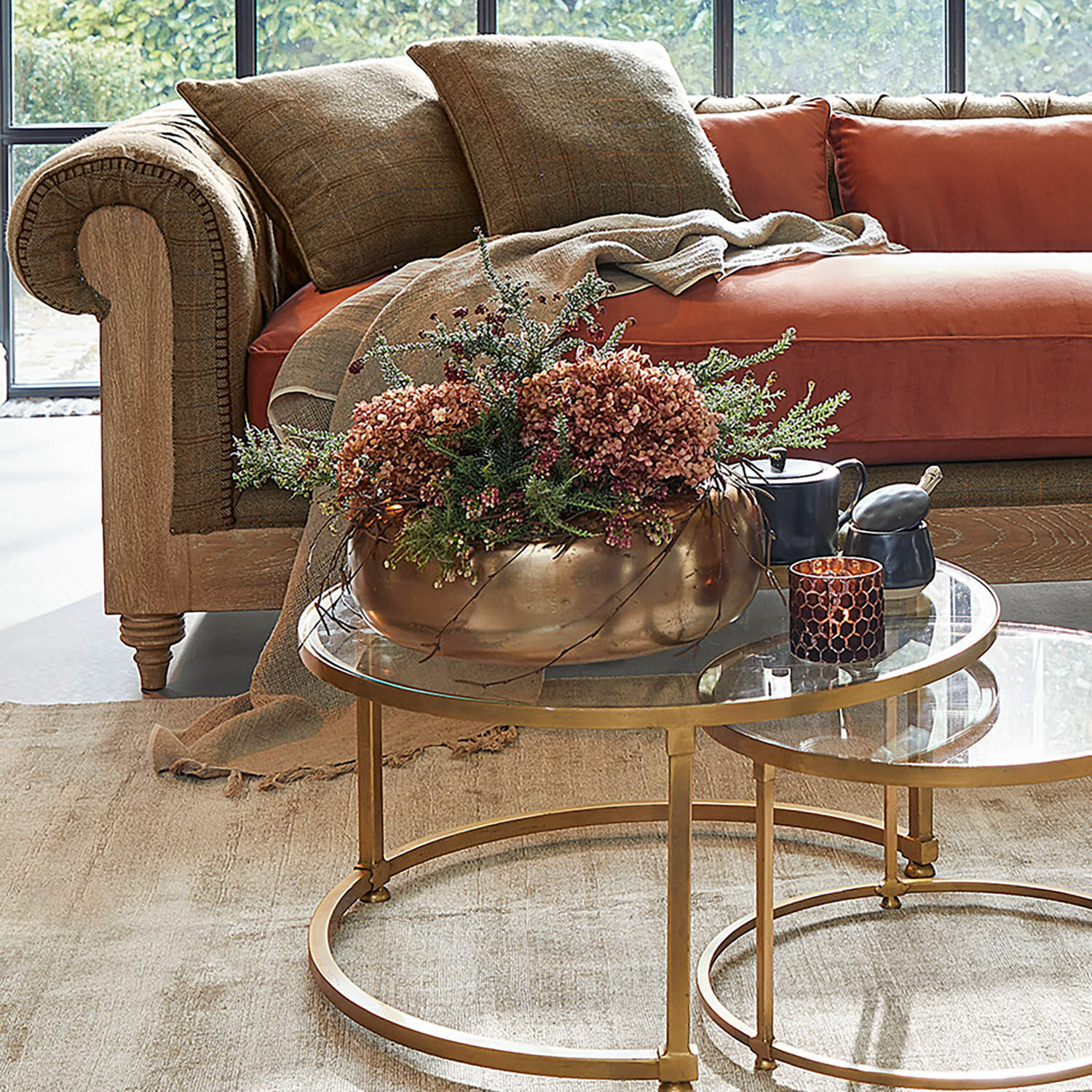 Zweier-Set runde Couchtische mit goldfarbenem Metallgestell und Glasplatte im Wohnzimmer