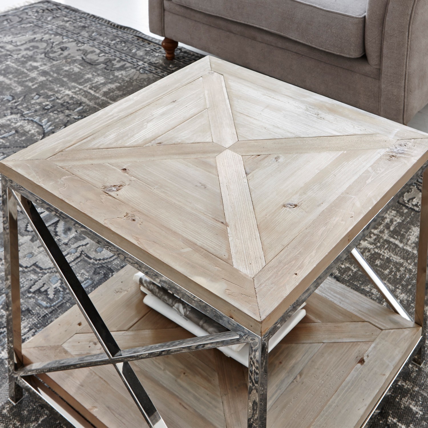 Quadratischer Couchtisch aus hellem Holz mit Metallrahmen auf Teppich im Wohnzimmer