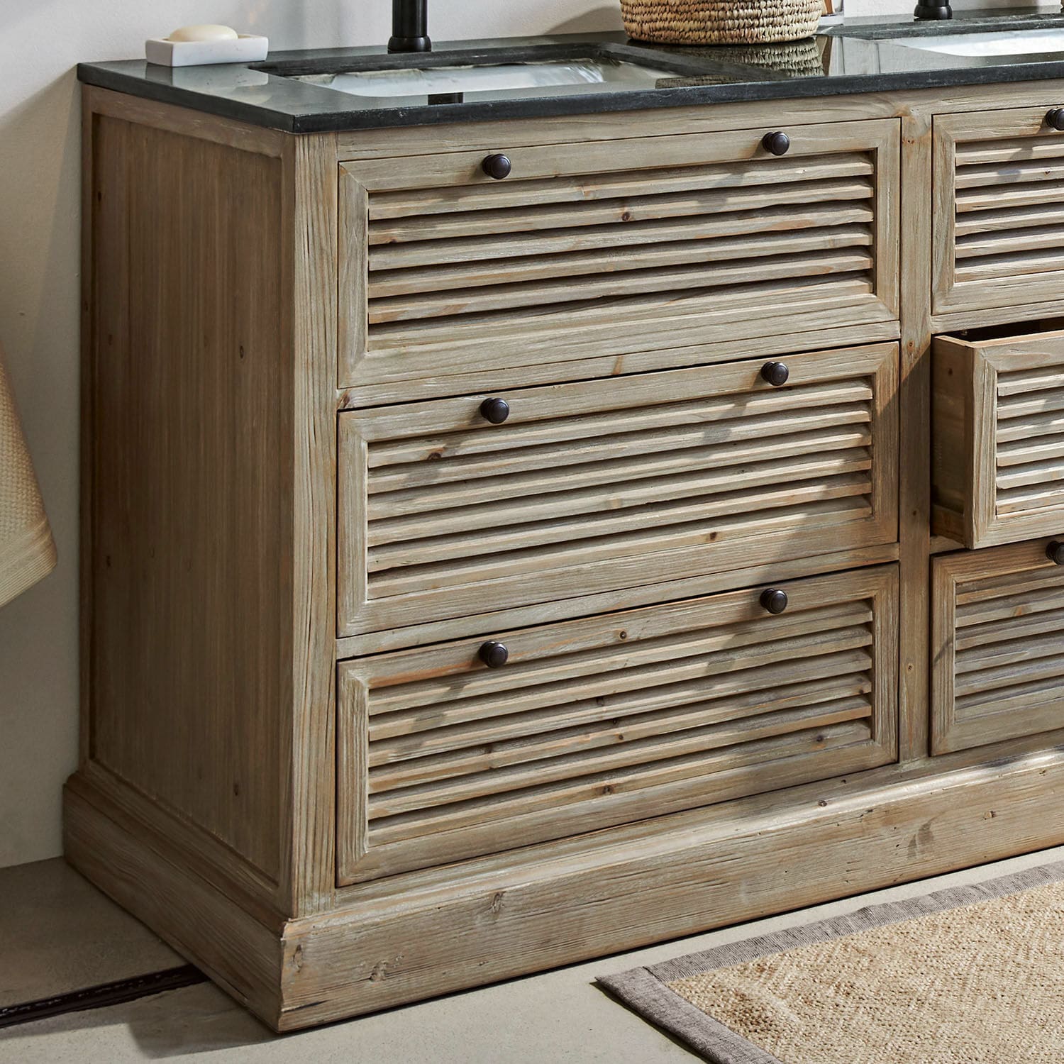 Holz-Badezimmerschrank in Naturfarbe mit schwarzer Arbeitsplatte und Lamellenschubladen