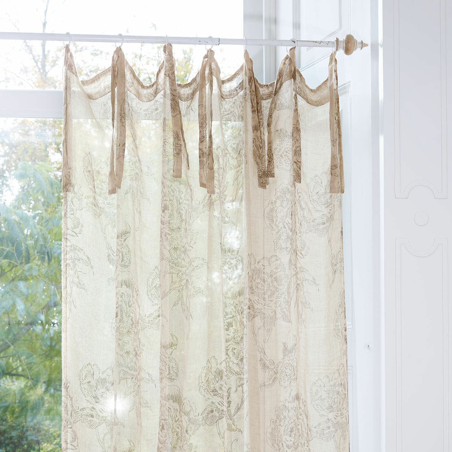 Transparenter Leinenvorhang in Beige mit floralem Muster und Bindebändern für Fensterdekoration
