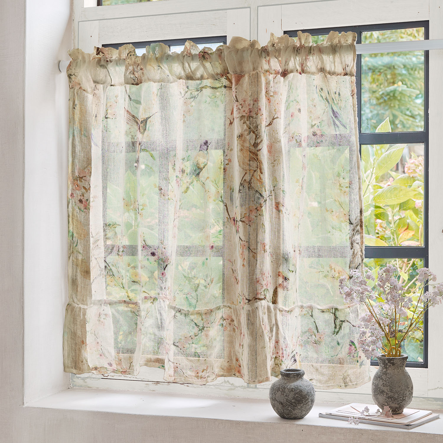 Transparenter Vorhang aus leichtem beigem Stoff mit floralem Muster und Vogelmotiven am Fenster