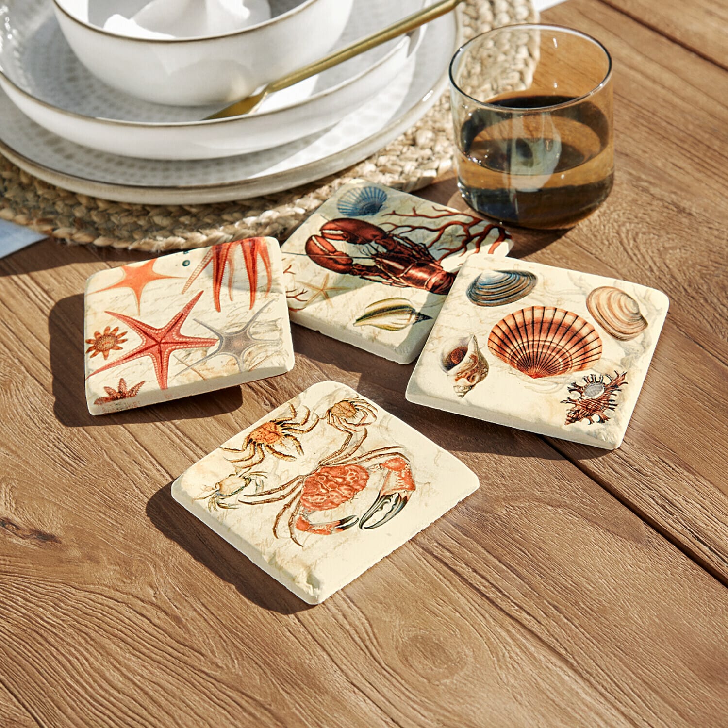 Untersetzer 4er Set Celorin Vier keramische Untersetzer mit maritimen Motiven in warmen Farben auf Holztisch