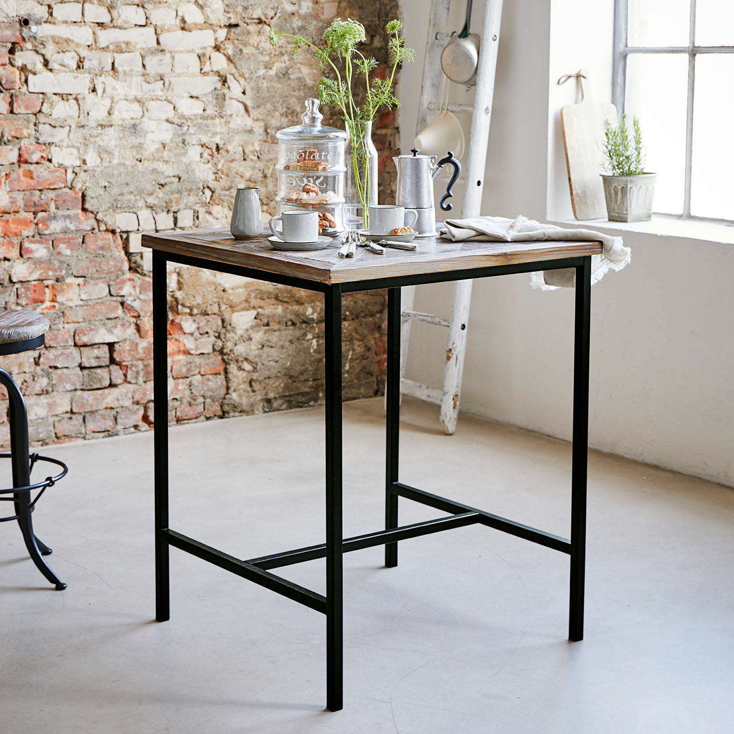 Quadratischer Tisch mit Holzplatte und schwarzem Metallgestell im Industrie-Stil für Esszimmer