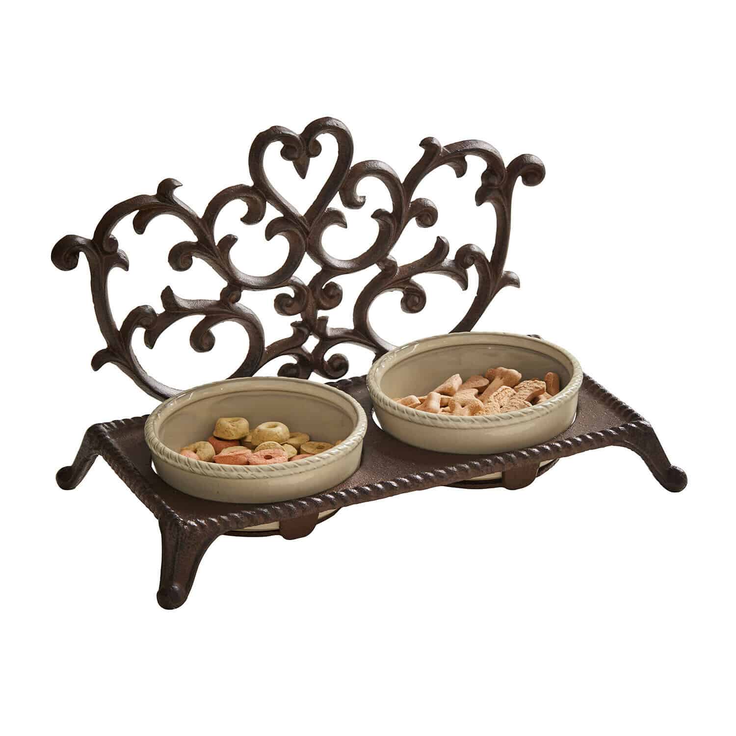 Doppelter Keramiknapf auf verziertem braunem Metallständer zur Fütterung von Haustieren