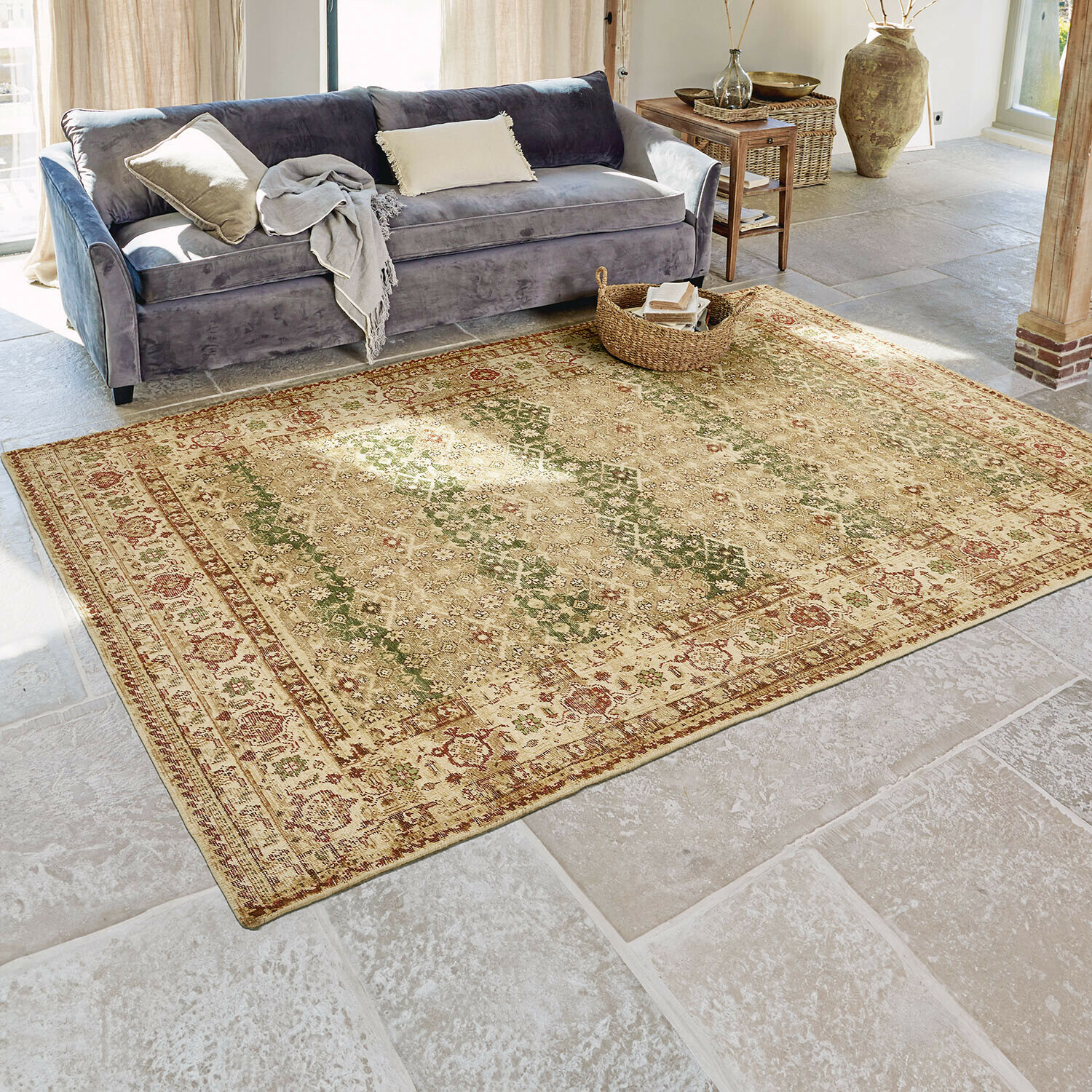 Teppich Kaelith Vintage Teppich in Beige-Rot auf Steinboden im Wohnzimmer mit grauem Sofa und Holztisch