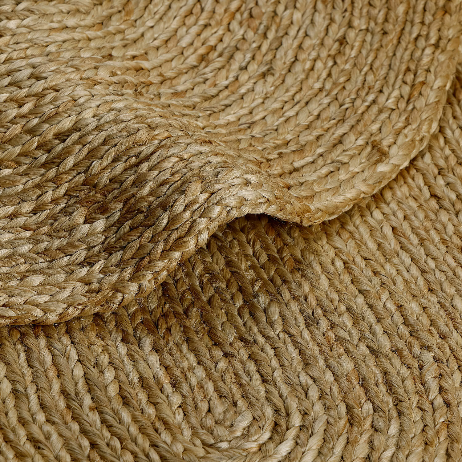 Natürlicher Jute-Teppich mit Zopfmuster in Beige- und Brauntönen, dekorativ und robust