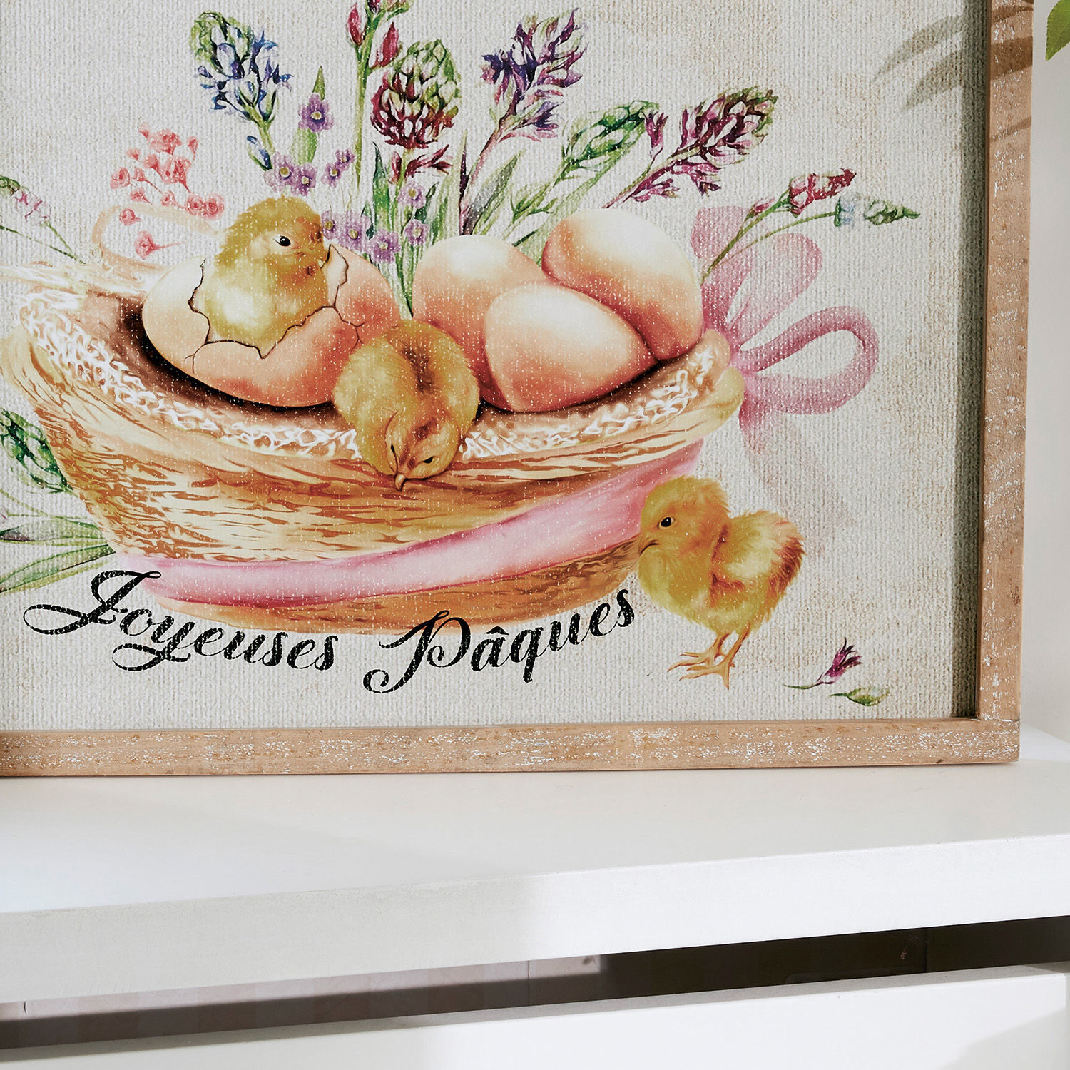 Osterbild mit Küken, Eiern und Blumen in einem Weidenkorb auf Leinwand